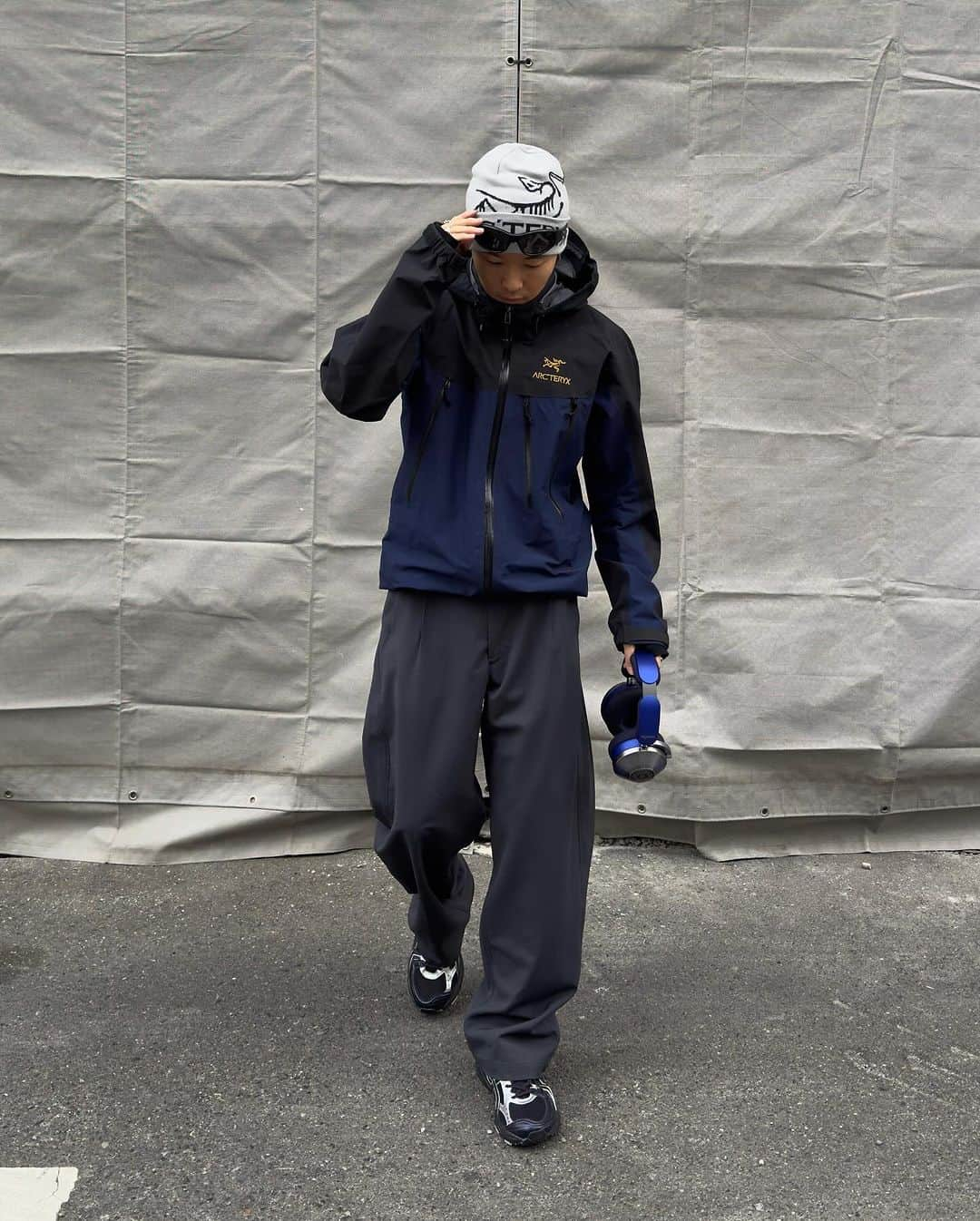 Ryoのインスタグラム：「Today's outfit🚶🎧 jacket : @arcteryx × @beams_official  pants : @goldwin_0  shoes : @asics_sportstyle × @atmos_japan  ㅤㅤㅤㅤㅤㅤㅤㅤㅤㅤㅤㅤㅤ #arcteryx #goldwin0 #asics #atmos」