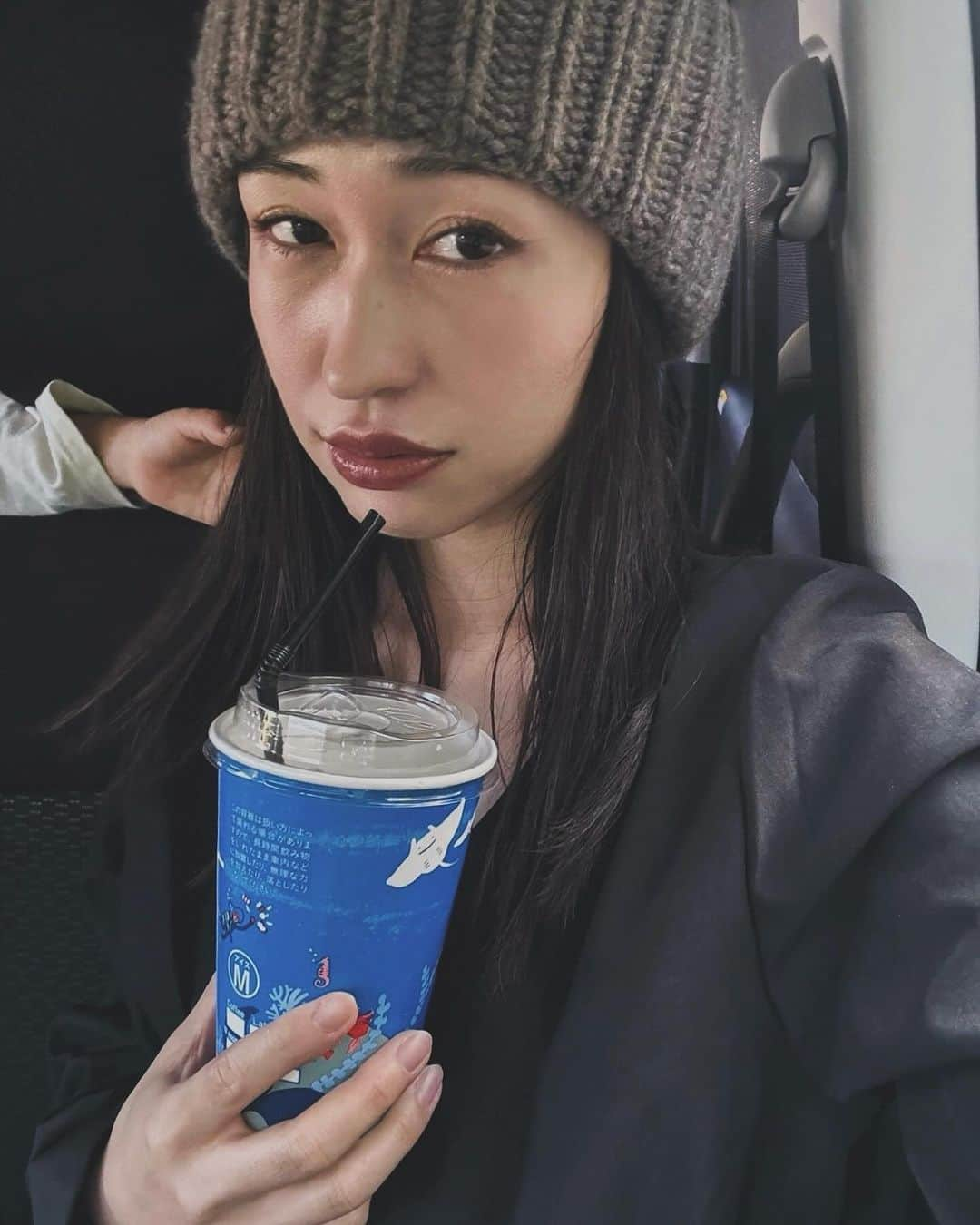 MAKI MIYAMOTO 宮本真紀のインスタグラム：「. そろそろ今年最後の美容院💇🏻‍♀️ 最近にしてはよく我慢して伸ばしたけど😂 久しぶりにイメチェンしようか悩み中〜  #背後かられまの手」