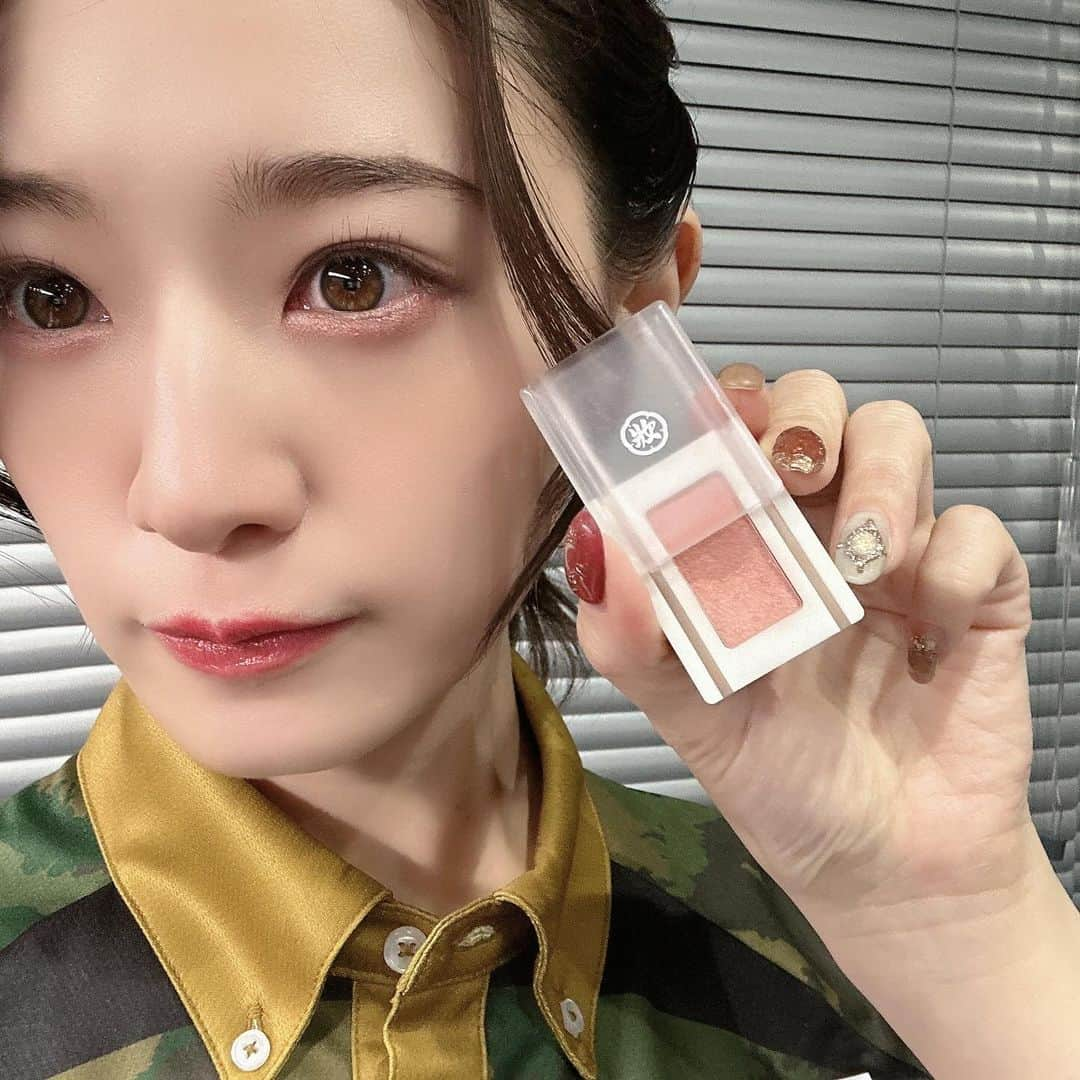 中田花奈さんのインスタグラム写真 - (中田花奈Instagram)「コメントで質問いただいてた 涙袋に使ってるピンクラメは  麻雀アイシャドウ 一索【サーモンパール】 使ってます🐼  一昨日、ABEMATIMESのインタビュー記事が公開されました！  https://times.abema.tv/articles/-/10106255  読んでください〜  昨日はMリーグの試合でした！ チーム状況もある中、ラスをひいてしまい情けないです  配牌やツモは良くなかったかもしれないけど 普通に打てば3着以上にはできる半荘でした  熱闘！Mリーグ 観たよって声かけてくれる方が たくさんいて嬉しいです  ありがとうございます！  まるこさんといろいろお話したんですが VTRも話を聞いてもらったほんの一部で このロケ終わりにもご飯行かせてもらいました  和了れると思う？和了ろうとしてるように見えないと言われて 鳴きを増やしてみて  他家を気にしすぎて真っ直ぐ打ててないと言われて 無視して打ってみて  教えてもらったたくさんの事にパニックになっちゃって いつもしない事をしちゃうとか 誰も共感してもらえないし ただただ麻雀に向いてないんだと思ってました  自分の型はまだ決まってないけど ブレブレで間違えてるかもしれないけど たくさん吸収して打ってみて いつか自分の中で正解ができると思ってます  ドラフトで指名していただいてから 時間がある限り向き合ってきたけど まだまだ下手です  でもいつか努力は報われると信じて 成長していくので見ていてください❤️‍🔥   #アイシャドウ   #麻雀アイシャドウ   #mリーグ   #beastjapanext   #熱闘mリーグ」12月12日 13時59分 - nakadakana_official