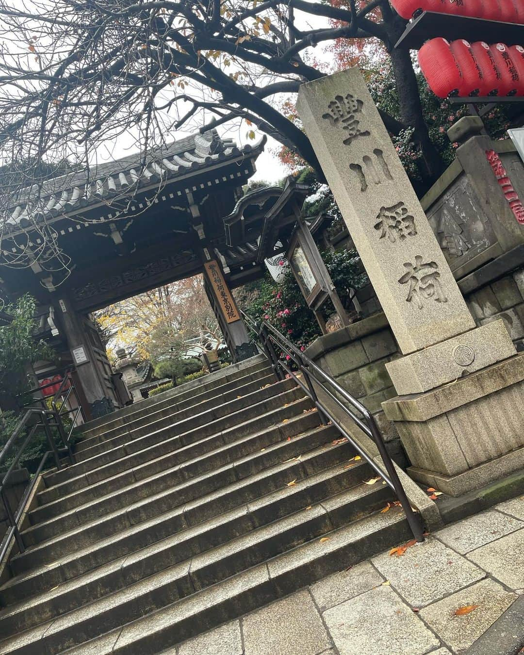 植田麻友美のインスタグラム：「神社大好きなわたしがお寺さんで参拝させてもらう  豊川稲荷さん🦊  数年前からご祈祷させて頂いてから  毎年必ずお礼参りをして  来年に向けて気合いを入れ直す場所の1つ🌸  参拝した日は  人が少なく  今まで感じたことの無いパワーと  穏やかな空気が流れてました🍀  境内で購入出来るいなり寿司をお土産に買うのも毎年恒例🦊  ご住職さん達がとても優しくて  いつも幸せな気持ちに  そして実家に帰ってきた様な気持ちになれる🏠🌼  今年もまもなく終わりますが  🦊さん今年もありがとう🍀🍀🍀🍀   #豊川稲荷東京別院   #豊川稲荷   #荼枳尼天   #愛染明王  #神社仏閣巡り」