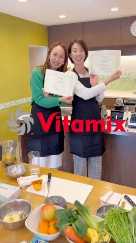 浦田聖子のインスタグラム：「． この日グリーンスムージーな真理💚 たまたまチョイスした食材で クリスマスカラーな❤️💚スムージーできあがり🎄  千切り（一瞬）🥬🥕 ナッツバター（ピーナッツのみ）🥜 コーンクリームスープ（コーン缶とミルクのみ）🌽🥛 アイスクリーム（冷凍フルーツとクリームチーズのみ）🍨 のレシピを教えてもらいました♫  スムージーなイメージだけど、コーン缶１つ （お好みでコンソメや塩胡椒）5分くらいで 湯気がでるほどのホットなスープができちゃう！  @vitamix_japan  #vitamix #vitamix_japan  #バイタミックス #バイタミックスレシピ」