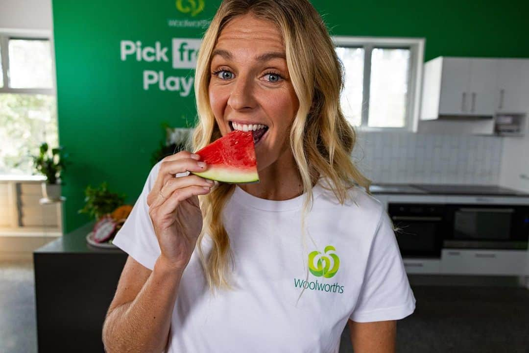 ステファニー・ギルモアさんのインスタグラム写真 - (ステファニー・ギルモアInstagram)「I’m helping @woolworths and @surfingaustralia teach groms and parents learn how to pick fresh this summer 🍉🍏  You can win prizes like surf camps, surfboards and time with me just by playing! Head to the Woolworths Pick Fresh Play Fresh hub to get involved. @woolworths_au @surfgroms_ @surfingaus #PickFreshPlayFresh #Woolworths #WoolworthsSurfGroms」12月12日 14時05分 - stephaniegilmore