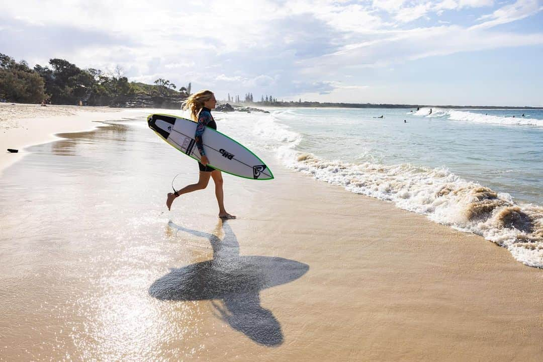 ステファニー・ギルモアのインスタグラム：「I’m helping @woolworths and @surfingaustralia teach groms and parents learn how to pick fresh this summer 🍉🍏  You can win prizes like surf camps, surfboards and time with me just by playing! Head to the Woolworths Pick Fresh Play Fresh hub to get involved. @woolworths_au @surfgroms_ @surfingaus #PickFreshPlayFresh #Woolworths #WoolworthsSurfGroms」