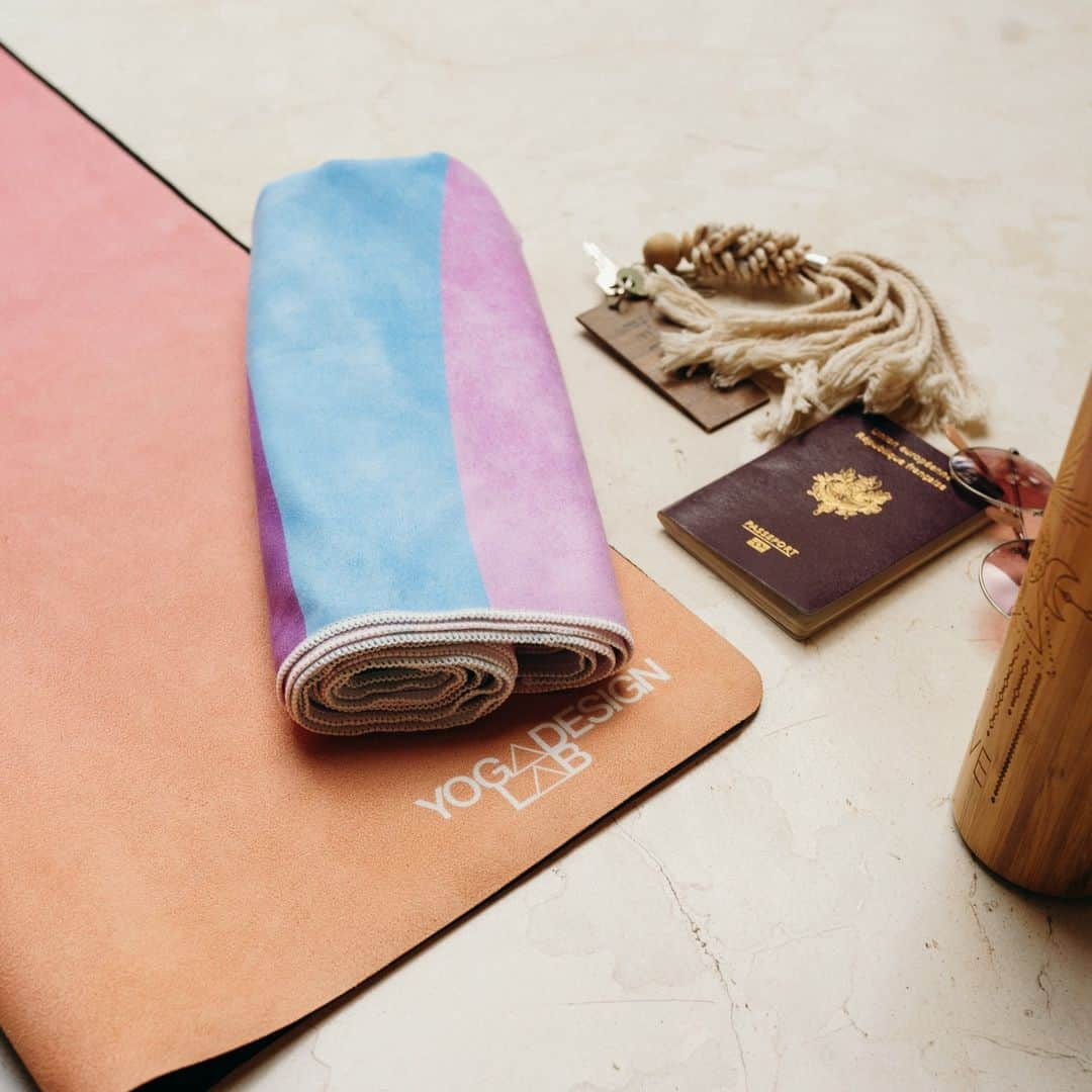 ヨガデザインラボ Yoga Design Labのインスタグラム：「✨ MAT TOWELS  マットタオルはヨガマットの上に敷いて使うことで、保温性を高め、寒さからくる不快感を軽減します。  オシャレなデザインのマットタオルは、ヨガの経験をより楽しく、個性的にすることができます。  モチベーションを高め、ヨガのプラクティスをより楽しいものに。  速乾性があり軽量で、超吸収性の滑り止めマイクロファイバーのタオル。  マット上の過剰な汗や水分を吸収し、快適なヨガの為にヨガマットの上に置きます。 持ち運んでスタジオマットの上に自分用のお気に入りデザインに衣替え。 衛生面も安心です。  ～MAT TOWELS～ MEXICANA 長さ：182cm x 幅61cm」