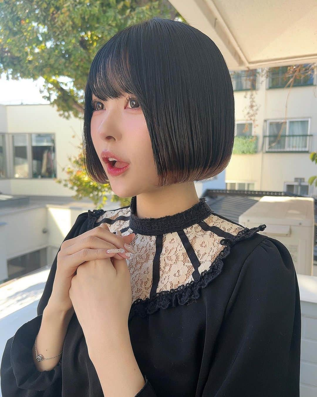 小此木流花さんのインスタグラム写真 - (小此木流花Instagram)「りほさんに髪の毛可愛くしてもらったよ ˎˊ˗ @riholog1001   写真撮る時も喋っちゃうから口開いてる  毛先薄ピンクにしたんだよー 表参道の美容室!  次なんの髪型にするかもう決めてるんだ^_^ なんだと思う　わくわくわく  @log_omotesando   #ボブ #裾カラー  #表参道美容室」12月12日 19時40分 - okonogi_ruka