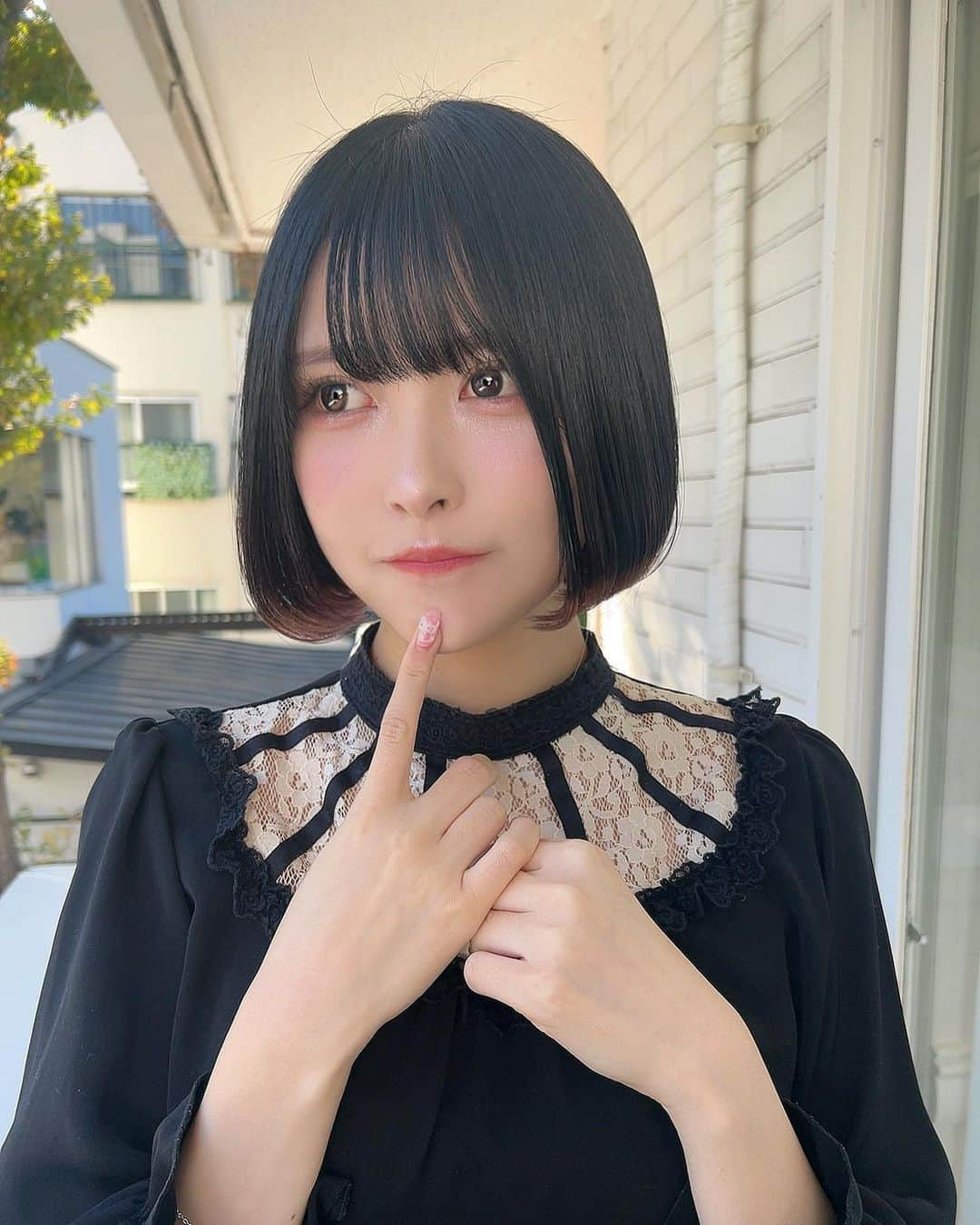 小此木流花さんのインスタグラム写真 - (小此木流花Instagram)「りほさんに髪の毛可愛くしてもらったよ ˎˊ˗ @riholog1001   写真撮る時も喋っちゃうから口開いてる  毛先薄ピンクにしたんだよー 表参道の美容室!  次なんの髪型にするかもう決めてるんだ^_^ なんだと思う　わくわくわく  @log_omotesando   #ボブ #裾カラー  #表参道美容室」12月12日 19時40分 - okonogi_ruka