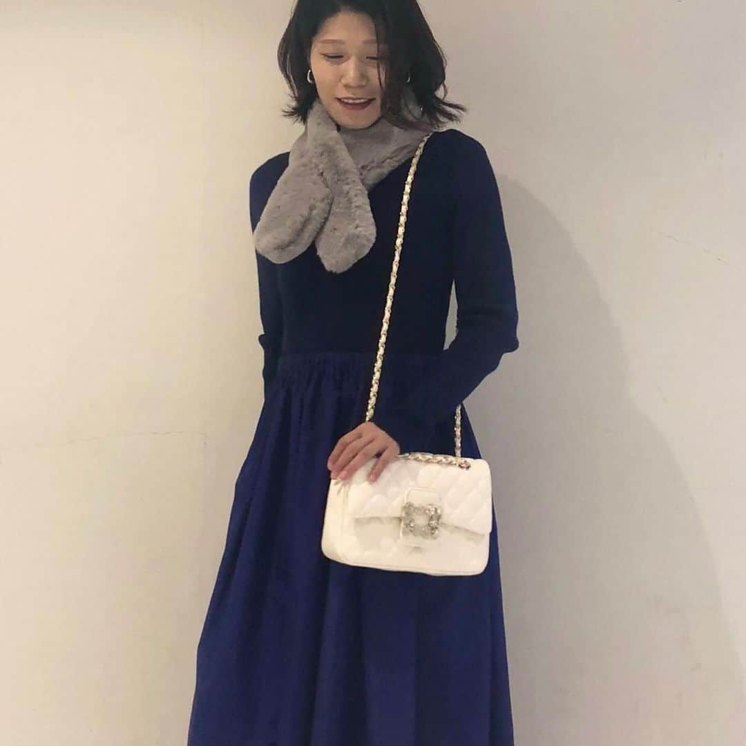 ViSさんのインスタグラム写真 - (ViSInstagram)「【接客コンテスト入賞スタッフオススメアイテム】  各ショップの接客コンテストにて 優秀な成績を収めたスタッフがオススメするアイテムのご紹介！✨  大宮ルミネ 杉浦さん #BVE43170 【洗える】オフショルケーブル編みワンピース ¥6,919 (税込) ※店舗販売中  盛岡フェザン 藤原さん #BVE43180 【前後2WAY】ニットドッキングワンピース【洗える】 ¥9,889 (税込) ※店舗販売中  杉浦さんコメント↓ 肩の開きが気になる方もいらっしゃるかと思いますが首元が高めのタートルネックなので、開いてることでバランスが取れます！シルエットに切り替えがなく着丈が短めなのでボトム合わせでも◎  藤原さんコメント↓ ウエスト位置が高いので脚長効果抜群！ 女度増し増しで着れてスタイル美人が叶うワンピです！ 前後2wayで雰囲気を変えられるのもポイント☺︎ 小物使いで普段からパーティーシーンまで幅広く着用できますよ！  スタイリングは @jadorejunonline をチェック！  #vis #vis_jp #ビス#fashion #大人カジュアル #カジュアルコーデ #カジュアル #レディ#冬#冬コーデ#秋冬コーデ#トレンド#トレンドファッション#ワンピ#ワンピース#ワンピースコーデ #ミニ丈ワンピース #大人可愛いコーデ #staffcode#スタッフスタイリング」12月12日 19時41分 - vis_jp