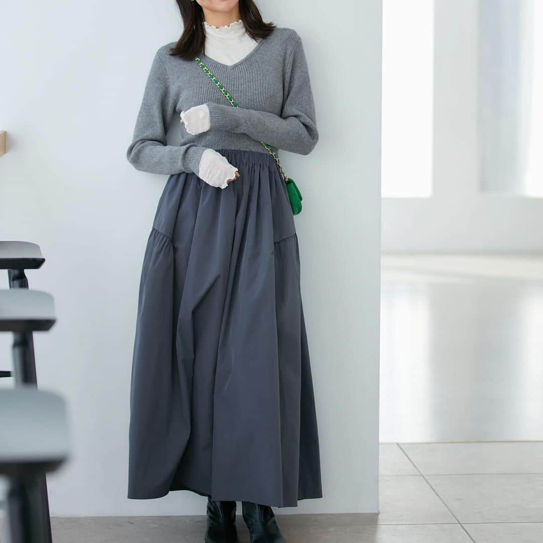 ViSさんのインスタグラム写真 - (ViSInstagram)「【接客コンテスト入賞スタッフオススメアイテム】  各ショップの接客コンテストにて 優秀な成績を収めたスタッフがオススメするアイテムのご紹介！✨  大宮ルミネ 杉浦さん #BVE43170 【洗える】オフショルケーブル編みワンピース ¥6,919 (税込) ※店舗販売中  盛岡フェザン 藤原さん #BVE43180 【前後2WAY】ニットドッキングワンピース【洗える】 ¥9,889 (税込) ※店舗販売中  杉浦さんコメント↓ 肩の開きが気になる方もいらっしゃるかと思いますが首元が高めのタートルネックなので、開いてることでバランスが取れます！シルエットに切り替えがなく着丈が短めなのでボトム合わせでも◎  藤原さんコメント↓ ウエスト位置が高いので脚長効果抜群！ 女度増し増しで着れてスタイル美人が叶うワンピです！ 前後2wayで雰囲気を変えられるのもポイント☺︎ 小物使いで普段からパーティーシーンまで幅広く着用できますよ！  スタイリングは @jadorejunonline をチェック！  #vis #vis_jp #ビス#fashion #大人カジュアル #カジュアルコーデ #カジュアル #レディ#冬#冬コーデ#秋冬コーデ#トレンド#トレンドファッション#ワンピ#ワンピース#ワンピースコーデ #ミニ丈ワンピース #大人可愛いコーデ #staffcode#スタッフスタイリング」12月12日 19時41分 - vis_jp