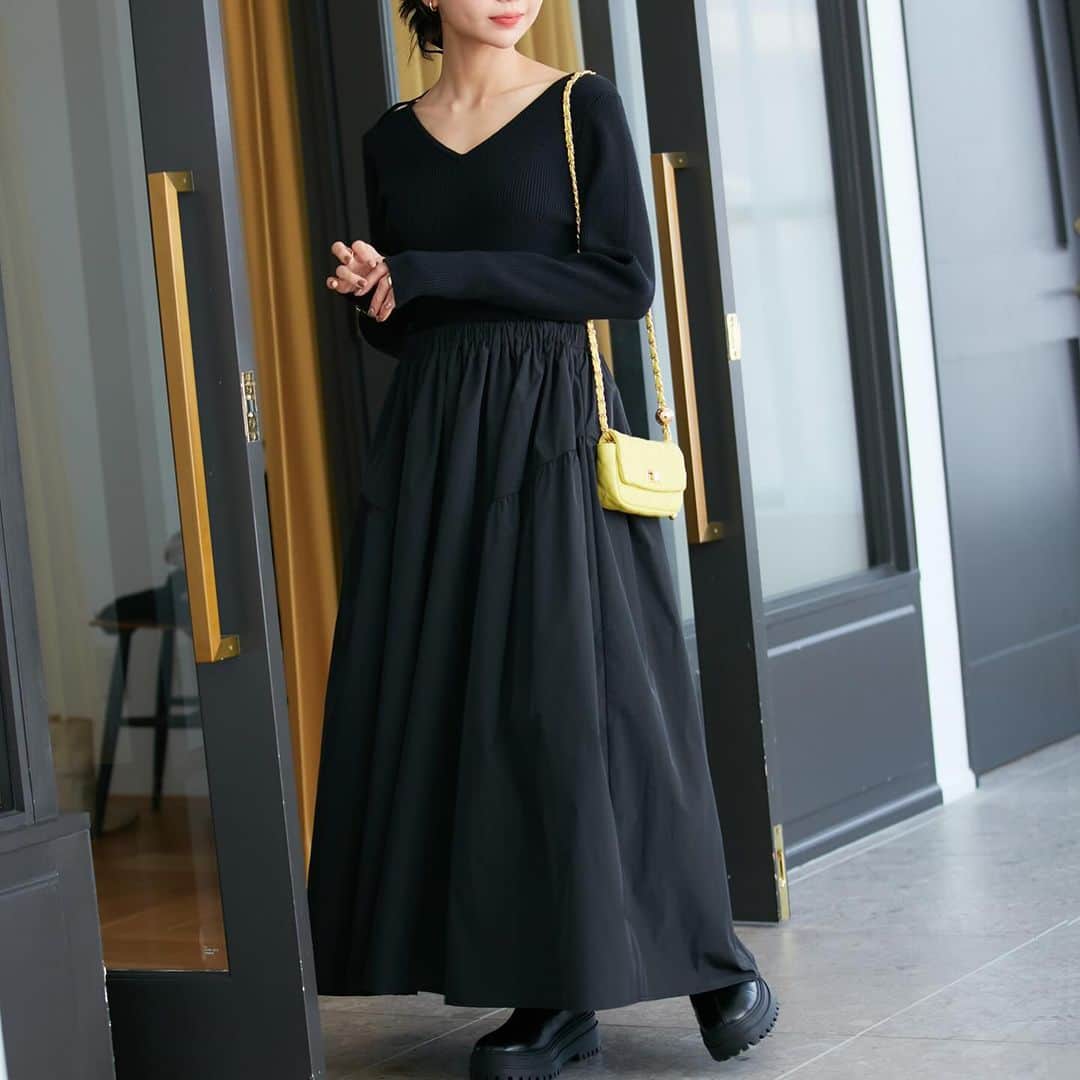 ViSさんのインスタグラム写真 - (ViSInstagram)「【接客コンテスト入賞スタッフオススメアイテム】  各ショップの接客コンテストにて 優秀な成績を収めたスタッフがオススメするアイテムのご紹介！✨  大宮ルミネ 杉浦さん #BVE43170 【洗える】オフショルケーブル編みワンピース ¥6,919 (税込) ※店舗販売中  盛岡フェザン 藤原さん #BVE43180 【前後2WAY】ニットドッキングワンピース【洗える】 ¥9,889 (税込) ※店舗販売中  杉浦さんコメント↓ 肩の開きが気になる方もいらっしゃるかと思いますが首元が高めのタートルネックなので、開いてることでバランスが取れます！シルエットに切り替えがなく着丈が短めなのでボトム合わせでも◎  藤原さんコメント↓ ウエスト位置が高いので脚長効果抜群！ 女度増し増しで着れてスタイル美人が叶うワンピです！ 前後2wayで雰囲気を変えられるのもポイント☺︎ 小物使いで普段からパーティーシーンまで幅広く着用できますよ！  スタイリングは @jadorejunonline をチェック！  #vis #vis_jp #ビス#fashion #大人カジュアル #カジュアルコーデ #カジュアル #レディ#冬#冬コーデ#秋冬コーデ#トレンド#トレンドファッション#ワンピ#ワンピース#ワンピースコーデ #ミニ丈ワンピース #大人可愛いコーデ #staffcode#スタッフスタイリング」12月12日 19時41分 - vis_jp