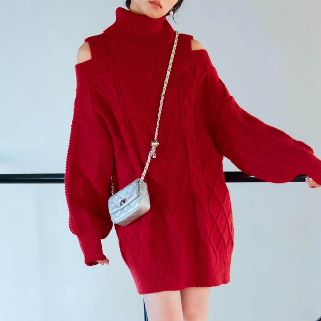 ViSさんのインスタグラム写真 - (ViSInstagram)「【接客コンテスト入賞スタッフオススメアイテム】  各ショップの接客コンテストにて 優秀な成績を収めたスタッフがオススメするアイテムのご紹介！✨  大宮ルミネ 杉浦さん #BVE43170 【洗える】オフショルケーブル編みワンピース ¥6,919 (税込) ※店舗販売中  盛岡フェザン 藤原さん #BVE43180 【前後2WAY】ニットドッキングワンピース【洗える】 ¥9,889 (税込) ※店舗販売中  杉浦さんコメント↓ 肩の開きが気になる方もいらっしゃるかと思いますが首元が高めのタートルネックなので、開いてることでバランスが取れます！シルエットに切り替えがなく着丈が短めなのでボトム合わせでも◎  藤原さんコメント↓ ウエスト位置が高いので脚長効果抜群！ 女度増し増しで着れてスタイル美人が叶うワンピです！ 前後2wayで雰囲気を変えられるのもポイント☺︎ 小物使いで普段からパーティーシーンまで幅広く着用できますよ！  スタイリングは @jadorejunonline をチェック！  #vis #vis_jp #ビス#fashion #大人カジュアル #カジュアルコーデ #カジュアル #レディ#冬#冬コーデ#秋冬コーデ#トレンド#トレンドファッション#ワンピ#ワンピース#ワンピースコーデ #ミニ丈ワンピース #大人可愛いコーデ #staffcode#スタッフスタイリング」12月12日 19時41分 - vis_jp