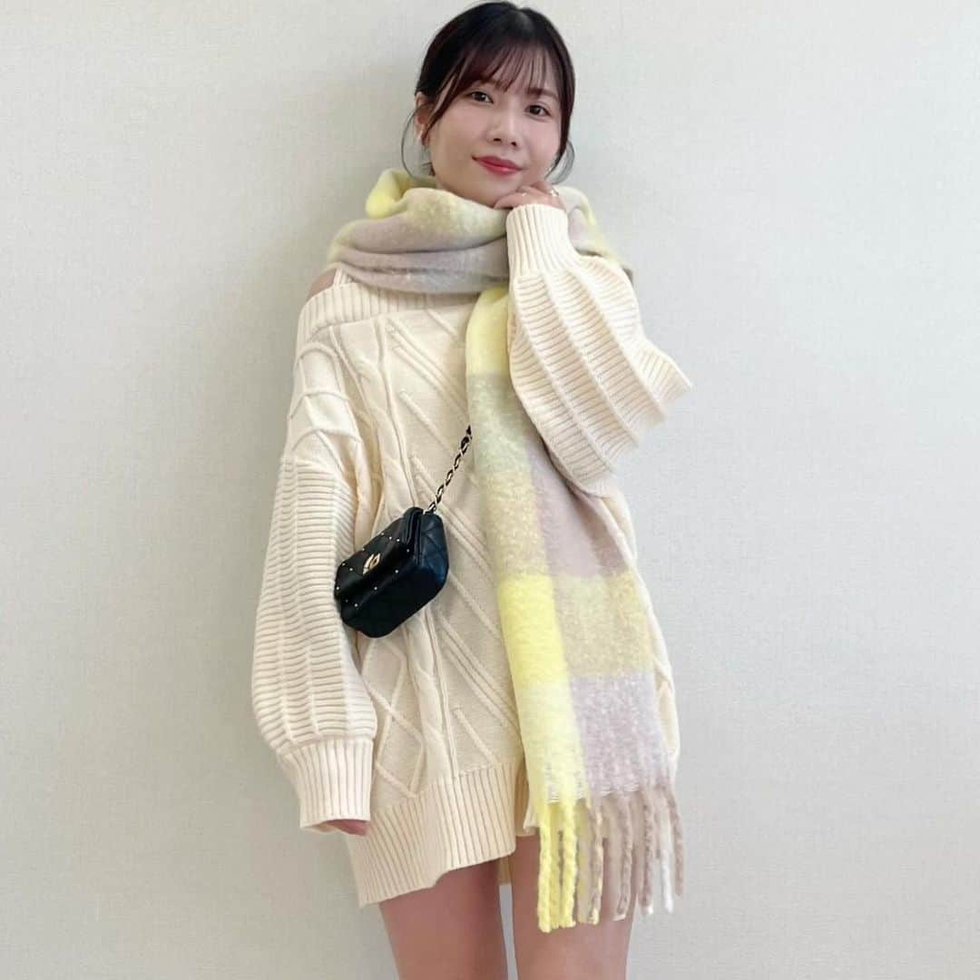ViSさんのインスタグラム写真 - (ViSInstagram)「【接客コンテスト入賞スタッフオススメアイテム】  各ショップの接客コンテストにて 優秀な成績を収めたスタッフがオススメするアイテムのご紹介！✨  大宮ルミネ 杉浦さん #BVE43170 【洗える】オフショルケーブル編みワンピース ¥6,919 (税込) ※店舗販売中  盛岡フェザン 藤原さん #BVE43180 【前後2WAY】ニットドッキングワンピース【洗える】 ¥9,889 (税込) ※店舗販売中  杉浦さんコメント↓ 肩の開きが気になる方もいらっしゃるかと思いますが首元が高めのタートルネックなので、開いてることでバランスが取れます！シルエットに切り替えがなく着丈が短めなのでボトム合わせでも◎  藤原さんコメント↓ ウエスト位置が高いので脚長効果抜群！ 女度増し増しで着れてスタイル美人が叶うワンピです！ 前後2wayで雰囲気を変えられるのもポイント☺︎ 小物使いで普段からパーティーシーンまで幅広く着用できますよ！  スタイリングは @jadorejunonline をチェック！  #vis #vis_jp #ビス#fashion #大人カジュアル #カジュアルコーデ #カジュアル #レディ#冬#冬コーデ#秋冬コーデ#トレンド#トレンドファッション#ワンピ#ワンピース#ワンピースコーデ #ミニ丈ワンピース #大人可愛いコーデ #staffcode#スタッフスタイリング」12月12日 19時41分 - vis_jp
