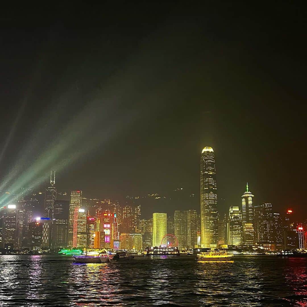 木谷有里さんのインスタグラム写真 - (木谷有里Instagram)「人生で一度は見たいと思っていた 100万ドルの夜景✨  毎日夜8時に行われるライトニングショー 「シンフォニーオブライツ」 も楽しみました♪ またYouTube出しますね୨♡୧  #香港　#hongkong #100万ドルの夜景  #九龍」12月12日 19時33分 - kitani_yuri