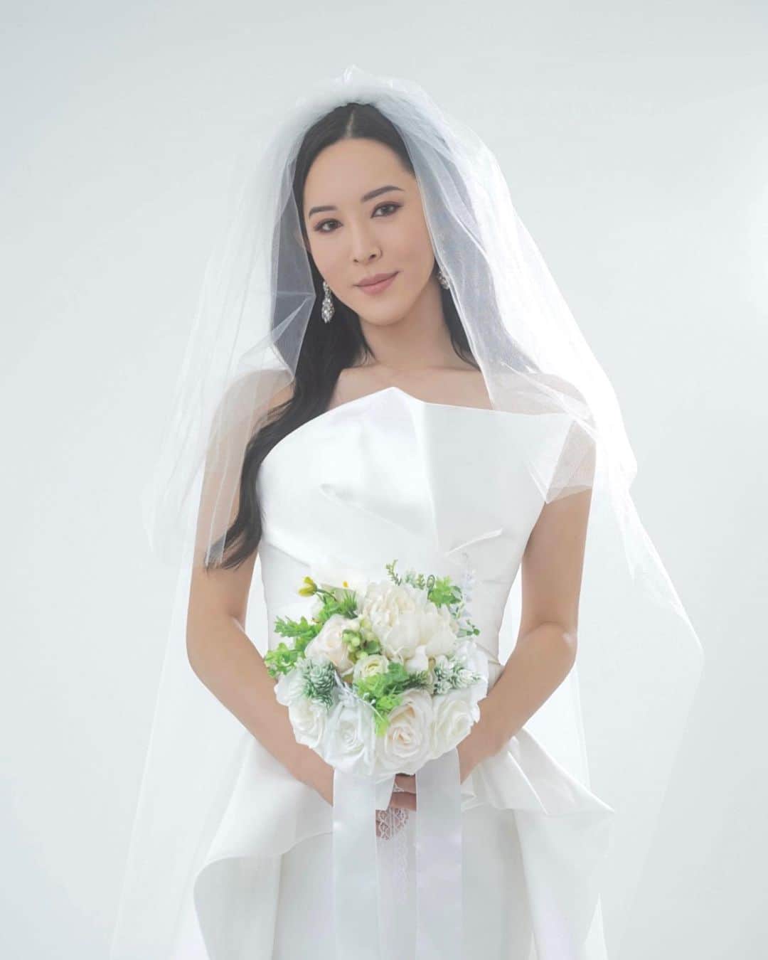 花上惇のインスタグラム：「先程YouTubeに、安室奈美恵さんの『CAN YOU CELEBRATE?』の歌ってみた動画をUPしました💍 (※プロフィールのURLからYouTubeチャンネルへ飛べます)  昔から大好きな曲です。 今回も心を込めて歌いましたので、是非たくさん動画見てくださいね😊  そして今回は曲に因んで、人生初のウェディングドレスを着ました。 そこも含めて楽しんで動画をご視聴いただけますと幸いです。  2023年9月からYouTubeを本格的に再始動。 年内で【チャンネル登録者10万人】という目標を掲げ、この数ヶ月がむしゃらに手探りで頑張ってきました。 視聴者の皆さんに喜んでもらえる動画を作りたくて、とにかく試行錯誤しながらやってきたような気がします。 この気持ちが皆様に伝わっていますように。  現在チャンネル登録者は約7万3000人。 あと残り20日間で2万7000人。 最後まで諦めず、自分にできる事を全力で頑張ります😊  そしてこの芸術的に美しいドレスは【Ameris】のものです。 FOR SIS & CO.から田中佐奈さん( @_genking_ )プロデュースの新ブランドです。 私がドレス探しで困っていた時に、佐奈さんがご厚意でお声がけくださり、今回の衣裳協力が実現しました。(優しすぎて泣ける大好き)  佐奈さん、そしてFOR SIS & CO.の皆さん、この度は素敵な機会をいただき、そして私の夢を叶えてくださりありがとうございます。  お仕事の衣裳とはいえ、まさか自分がウェディングドレスを着られる日がくるなんて夢にも思っていませんでした。 もしかしたら、私が着ることに対し賛否両論があるかもしれませんが、ドレス姿の自分自身を鏡に映した時、私はとても温かくて幸せな気持ちになりました。 『あぁそうだよね。本当はずっとこうしたかったんだよね。』みたいな。  いつか本当の自分の結婚式でまた着られる日がきたらいいな。 その時のドレスはもちろんAmerisで。  💗SPECIAL THANKS💗 田中佐奈さん ( @_genking_ ) FOUR SIS & CO. ( @foursis_weddingdress )  撮影 : 横川勝哉 ( @kat2sun )」