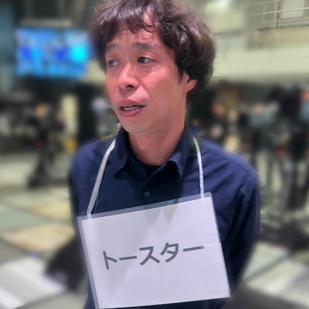 辻井亮平のインスタグラム：「FNS歌謡祭のリハ行ってきました。  人生のええ思い出過ぎる。  これ終わったらもう故郷帰ってええけどな。  今日はトースターくんがおらんかったんで、ジッパージャンパーくんが代わりに歌いました。  貴重過ぎるリハでした！！  あ〜わろたわろた🤣  #ナベ兄のガチ歌 #大昔 #彼女に振られて #泣きながらカラオケ歌ってた時以来に聞きました #えらい舞台おっきなりましたね兄貴 🤣 #かっこよかったですよ #明日がんばりましょね ！ #言うても我々 #突っ立ってるだけですけど ！ #山さん」