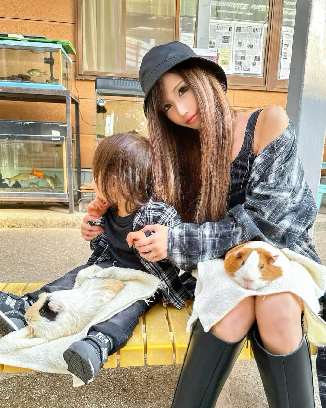 星河るいのインスタグラム：「. . ぴーたん初モルモット🐹💕 (あんま興味なくて後ろの魚に夢中w)  モルちゃん大人しすぎて可愛かったな🫣💓癒  ヤギに人参あげたりいい経験🐐🥕 羊もいたしポニーもいて楽しかった🐴✨ . . #初モル#動物かわええ#親子リンクコーデ」