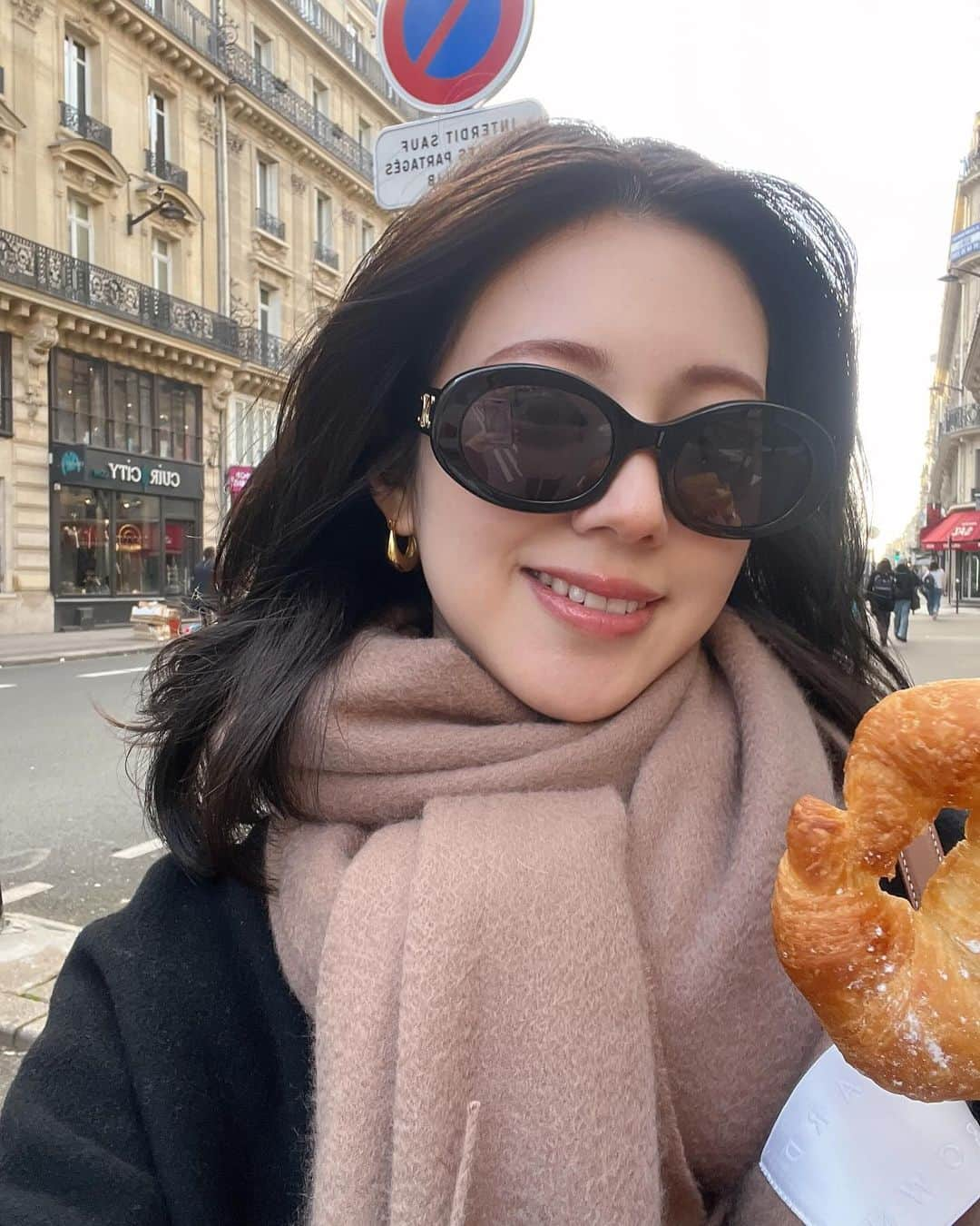 谷内咲季のインスタグラム：「. . 1.2  泊まったホテルの近くのthe地元クロワッサン🥐  3.4 📍stohrer  最古のパン屋さんだとか🥐 個人的にここのクロワッサンが1番美味しかった！  5.6 📍la maison d'isabelle  めちゃくちゃ人気のパン屋さん🥐開店すぐに行ったけど並んでた！  7. 📍galette cafe  めっちゃ美味しかったガレット🤍  8. 📍la maison de la truffe  パリで食べたご飯の中でNo. 1がこのトリュフリゾット🥹👑  9. 📍bistrot victoires  最高に美味しかったオニオングラタンスープ🧅  . #パリ #パリ旅行 #paris #paristrip #trip #parisfoodie #クロワッサン #croissant #フランス #ファッション#シンプルコーデ . .」