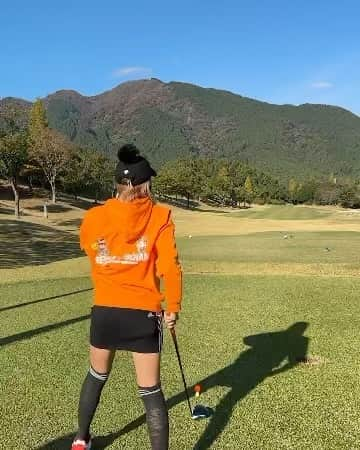 nawachanのインスタグラム：「．  《トラストボール⛳️ @trustgolf.jp 》  オレンジ🧡 トラストボール⛳️✨  グリップもオレンジ🧡 @no1grip_official   🍊Aurora Oranged🍊  上質感のあるオレンジカラー 陽光の下で更に蛍光感UPや 高耐久性ウレタンカバー ↓高初速・飛距離を伸ばす高いCORコア VR&A・USGAルール適合球 Amazonにて販売もしています⛳️  プロフィールのリンク↓ @trustgolf.jp  #トラストゴルフ #Trustgolf #ゴルフボール #Golfball #AuroraOrange #オーロラオレンジ #ゴルフウェア#ゴルフラウンド#ゴルフ女子#初心者#⛳️#🏌️‍♀️#ゴルフ男子#ゴルフ馬鹿#ゴルファー#ゴルフ場#ゴルフ好きな人と繋がりたい#ゴルフ好き#ゴルフ好きな人と仲良くなりたい#golf#Instagram」