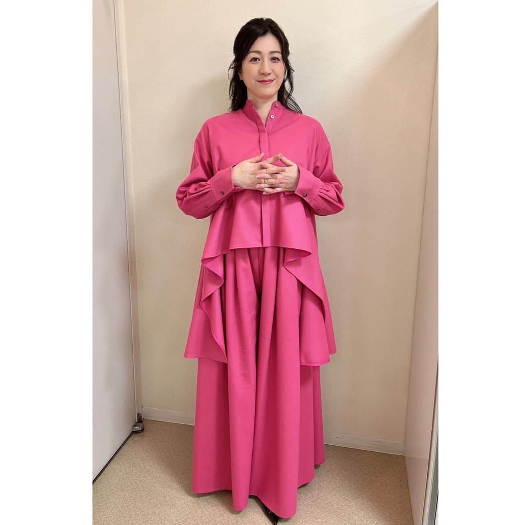 野々村友紀子のインスタグラム：「12月12日&19日(火)19:57〜NHK大阪【なにわDEオカンオトン大感謝祭】 親子愛に感激！ええ番組やわー😭♥️ ぜひご覧ください！  衣装はこちら↓ セットアップ　@lephil_official」