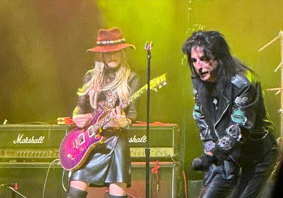 オリアンティさんのインスタグラム写真 - (オリアンティInstagram)「What a blast tonight at @eddietrunk  40th anniversary with legend and friend @alicecooper @glen_sobel @tutufoodot 🤘✨🎸❤️」12月12日 14時56分 - iamorianthi