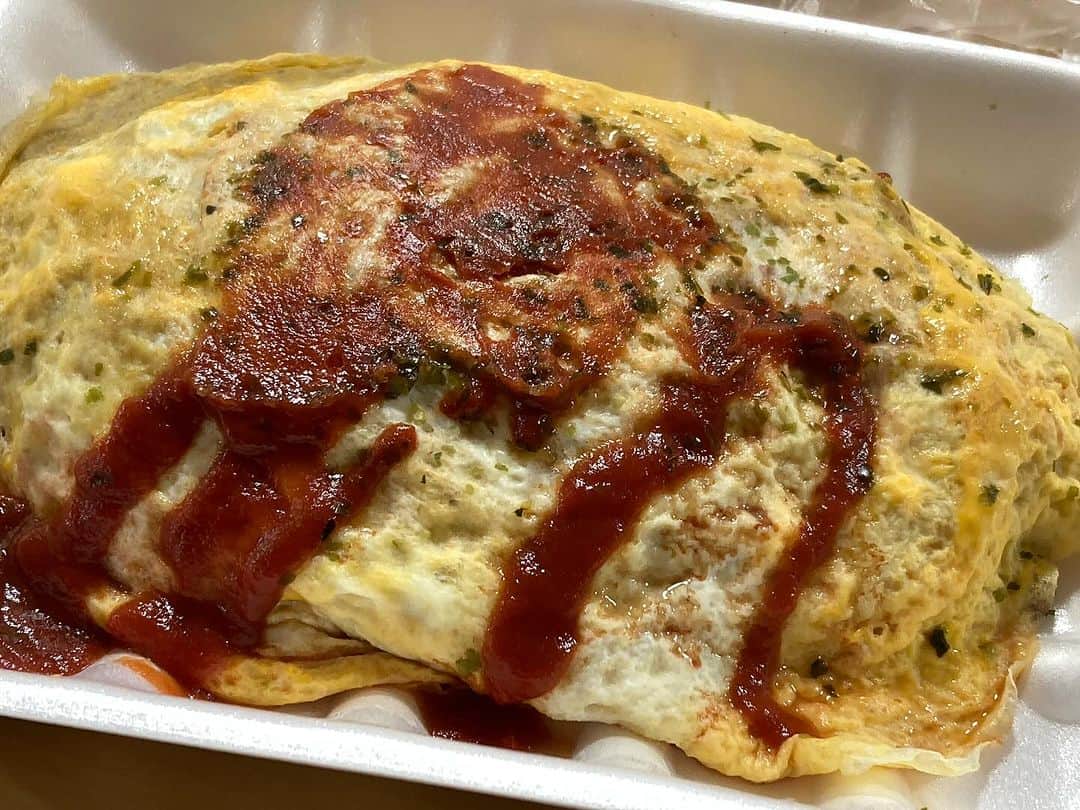 柳家さん生のインスタグラム：「12/12宅配来たので出かけました👋昼は総曲輪通り地場もん屋にてイートイン 神戸屋神明店の オムソバ430円 屋台の焼きそばを思う野趣あふれる味わいです🥰それもまた良いね😊」