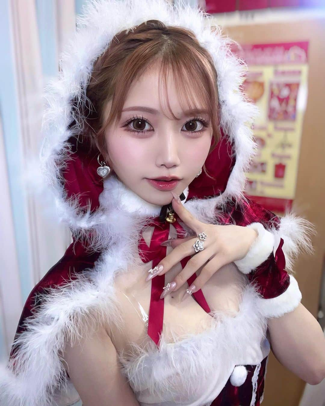 斎藤あみりのインスタグラム：「年内ラストリリイベありがとうございました🎅🏻♡ 今回もたっくさんのあみ党に会えて幸せだったよ～！わざわざ海外から会いに来てくれた方も沢山いて感動🥹 今日もあみ党がだいすきだよ。いつも完売にしてくれてありがとう  ・ ・ ・ ・ #斎藤あみり#自撮りlingerie#グラビア#女星#可爱#kawaii#selfie#photography#赤髪#お姉さん #그라비아#귀여운#일본인#コスプレ#cosplay#サンタコス#クリスマス#秋葉原#マリームーン#malymoon」