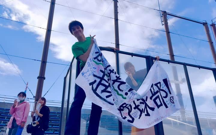 下剋上球児のインスタグラム：「🏳  応援旗を客席にはるとみーと宮沢さん🧸  ふむふむ…  #tbs #日曜劇場 #下剋上球児 #12月17日よる9時最終話放送✨」