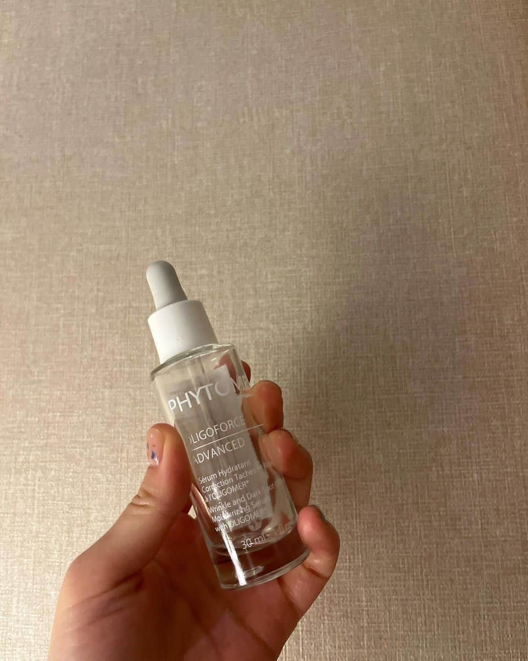 ユ・ボファのインスタグラム：「🌹피토메르 공구 오픈❄️  ✨좁쌀,속건조,트러블,칙칙한피부 고민 모두 박살시켜주는 믿고 구매하는 피토메르💎 피토메르 한번 써본 사람들은 아는 차이, 딱 2주만 사용해보시라요 🔫  아묻따 피토메르 이유데이 3일간 특가 시작합니다🫶🏻  🎁 구성 1️⃣ 올리고포스 세럼 어드밴스드 50ml * 1개 → 115,000원 • 증정:마스크팩 1Box(4매) 2️⃣ 올리고포스 세럼 쀼리피앙 50ml * 1개 → 105,000원 • 증정:마스크팩 1Box(4매) 3️⃣ 올리고포스 세럼 어드밴스드 30ml * 3개 → 175,000원 • 증정:세라마이드크림 30ml + 올리고머 비타C 앰플 15ml 4️⃣ 올리고포스 세럼 아빼장 50ml * 1개 → 106,000원 • 증정:마스크팩 1Box(4매) 5️⃣ 로제비자쥐 토너 500ml * 1개 → 52,000원 • 증정:거품용기 1개 6️⃣ 로제비자쥐 토너 1000ml * 1개 → 76,000원 • 증정:거품용기 1개 7️⃣ 이드라 오리지널 멜팅크림 100ml * 1개 → 79,000원 8️⃣하이드라 리얼 세라마이드 크림 30ml * 1개 → 37,000원 9️⃣선 베리어 선스크린[선크림] 50ml * 1개 → 37,000원  ✅ 올리고포스 세럼은 피부타입/기대효과에 맞춰 구매하시는걸 권장드립니다🙏🏻 - 어드밴스드 : 모든피부/ 탄력,주름개선, 다크스팟케어 - 쀼리피앙 : 지복합피부/ 여드름,피지고민 - 아빼장 : 예민.민감피부/ 진정,가려움 완화  🎀올리고포스 세럼 외에도❕ - ☀️선 베리어 모이스처라이징 촉촉하고 발림성 좋은 데일리선크림으로 정말 추천합니돠 ~ - 💡올리고머 비타민 앰플 항산화관리, 미백관리! 고퀄리티 순수 비타민앰플(이번 달은 3번 구성으로만 만나보실 수 있어요 🥹) - 💧이드라 오리지널 멜팅크림 보습력 최고, 부족한 수분 한방에 보충 가능 - 💕하이드라 리얼 세라마이드 크림 비타민 앰플과 꿀조합, 잡티제거에 탁월 -🌷로제비자쥐 토너 가볍고 산뜻한 스킨토너, 자극없이 촉촉한 기초케어  📆일정 12/12 (화) 낮12시 - 12/14(목) 밤12시  🚛배송 - 오후 1시 이전 결제건 당일출고 - 택배사 : 로젠택배  ⚠️인기템 ”엑스펙티즈꽁뚜르(아이크림)“는 품절대란으로 다음 공구에 돌아옵니다! 조금만 기다려주세용 🙇‍♀️  #공동구매 #이유데이」