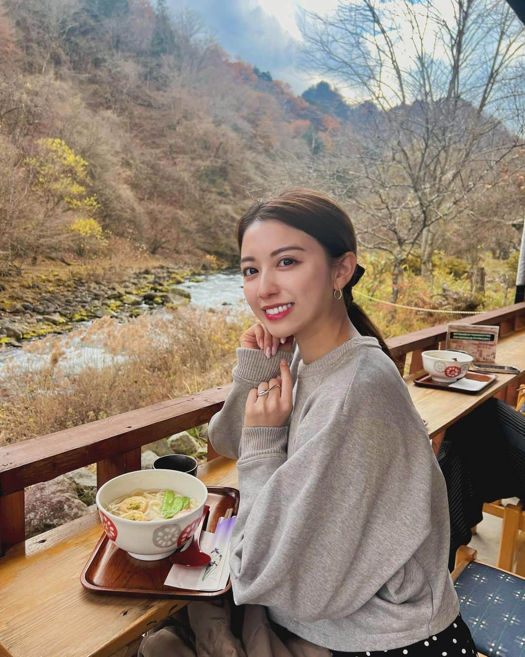 西村まどかのインスタグラム：「湯葉うどん。ここ良かったー！ 日光東照宮のすぐ近くで見つけました☺︎  寒い中食べる優しいうどん最高♨️ 景色も気持ちよかったーー！  ここの常連の方々が、 日光の近道とか教えてくれたり みんな優しかった🍂  近くに来たらまた行きたい☺︎  #三天甘太郎 #栃木グルメ  #日光東照宮 #うどん巡り」