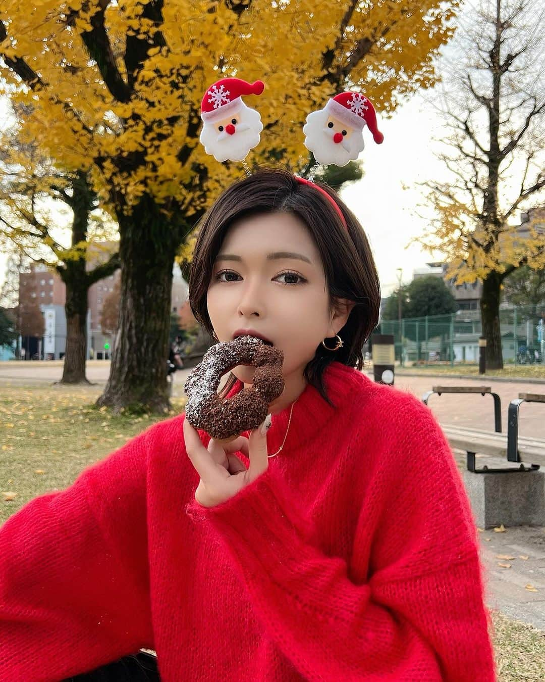 FukamizuYukina さんのインスタグラム写真 - (FukamizuYukina Instagram)「_ 🎅🏼🍁🍂🎄🍩🥨 ㅤㅤㅤㅤㅤㅤㅤㅤㅤㅤㅤㅤㅤ ぽかぽか〜な日やったから 公園でピクニックしたよ🧺🤎 ㅤㅤㅤㅤㅤㅤㅤㅤㅤㅤㅤㅤㅤ ちょっと早いクリスマス感で 姪っ子とドーナツ食べまくった🍩🫶🏻 ㅤㅤㅤㅤㅤㅤㅤㅤㅤㅤㅤㅤㅤ 子どもの体力ってなんであんなに 無限なんだろうね🧒🏻💫✨ 公園走り回ってヘトヘトでした💨笑 ㅤㅤㅤㅤㅤㅤㅤㅤㅤㅤㅤㅤㅤ #イエベ秋 #ピクニック #イチョウ #milaowen #zara #ootd #赤ニット」12月12日 15時40分 - peitaro72