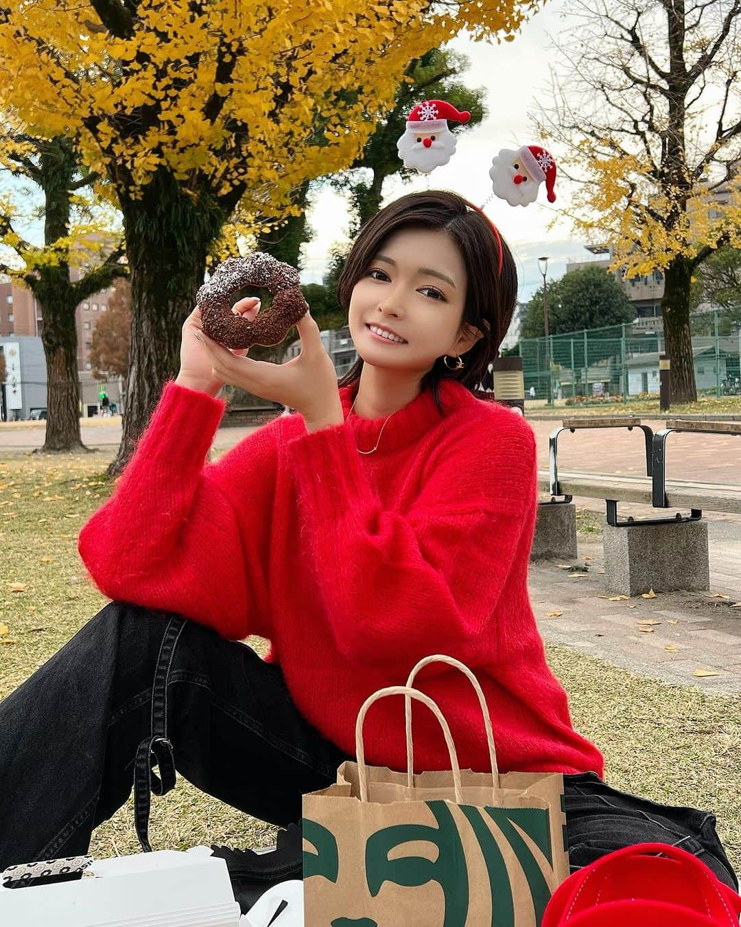 FukamizuYukina さんのインスタグラム写真 - (FukamizuYukina Instagram)「_ 🎅🏼🍁🍂🎄🍩🥨 ㅤㅤㅤㅤㅤㅤㅤㅤㅤㅤㅤㅤㅤ ぽかぽか〜な日やったから 公園でピクニックしたよ🧺🤎 ㅤㅤㅤㅤㅤㅤㅤㅤㅤㅤㅤㅤㅤ ちょっと早いクリスマス感で 姪っ子とドーナツ食べまくった🍩🫶🏻 ㅤㅤㅤㅤㅤㅤㅤㅤㅤㅤㅤㅤㅤ 子どもの体力ってなんであんなに 無限なんだろうね🧒🏻💫✨ 公園走り回ってヘトヘトでした💨笑 ㅤㅤㅤㅤㅤㅤㅤㅤㅤㅤㅤㅤㅤ #イエベ秋 #ピクニック #イチョウ #milaowen #zara #ootd #赤ニット」12月12日 15時40分 - peitaro72