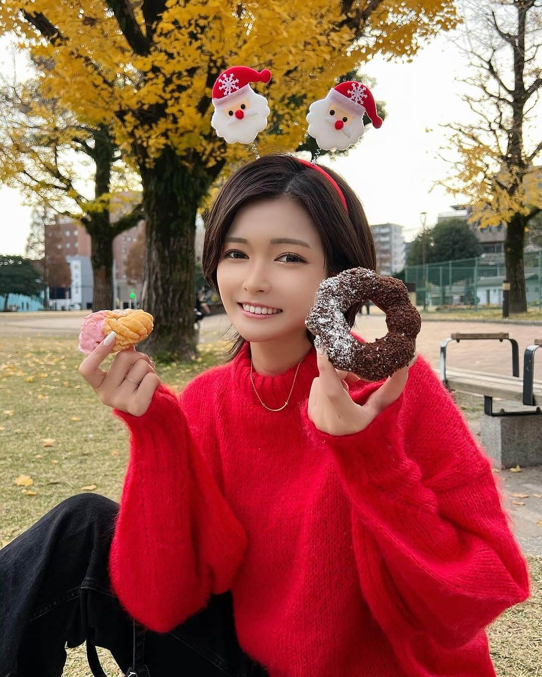 FukamizuYukina さんのインスタグラム写真 - (FukamizuYukina Instagram)「_ 🎅🏼🍁🍂🎄🍩🥨 ㅤㅤㅤㅤㅤㅤㅤㅤㅤㅤㅤㅤㅤ ぽかぽか〜な日やったから 公園でピクニックしたよ🧺🤎 ㅤㅤㅤㅤㅤㅤㅤㅤㅤㅤㅤㅤㅤ ちょっと早いクリスマス感で 姪っ子とドーナツ食べまくった🍩🫶🏻 ㅤㅤㅤㅤㅤㅤㅤㅤㅤㅤㅤㅤㅤ 子どもの体力ってなんであんなに 無限なんだろうね🧒🏻💫✨ 公園走り回ってヘトヘトでした💨笑 ㅤㅤㅤㅤㅤㅤㅤㅤㅤㅤㅤㅤㅤ #イエベ秋 #ピクニック #イチョウ #milaowen #zara #ootd #赤ニット」12月12日 15時40分 - peitaro72