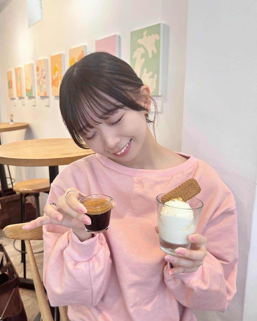 松田美里さんのインスタグラム写真 - (松田美里Instagram)「🍮 とのちゃんと美味しいカフェいったときの🪽 このトップスオフショルにもなるのだ かわいい ピンクだいすき #vannie_u #pr」12月12日 15時43分 - miri_matsuda