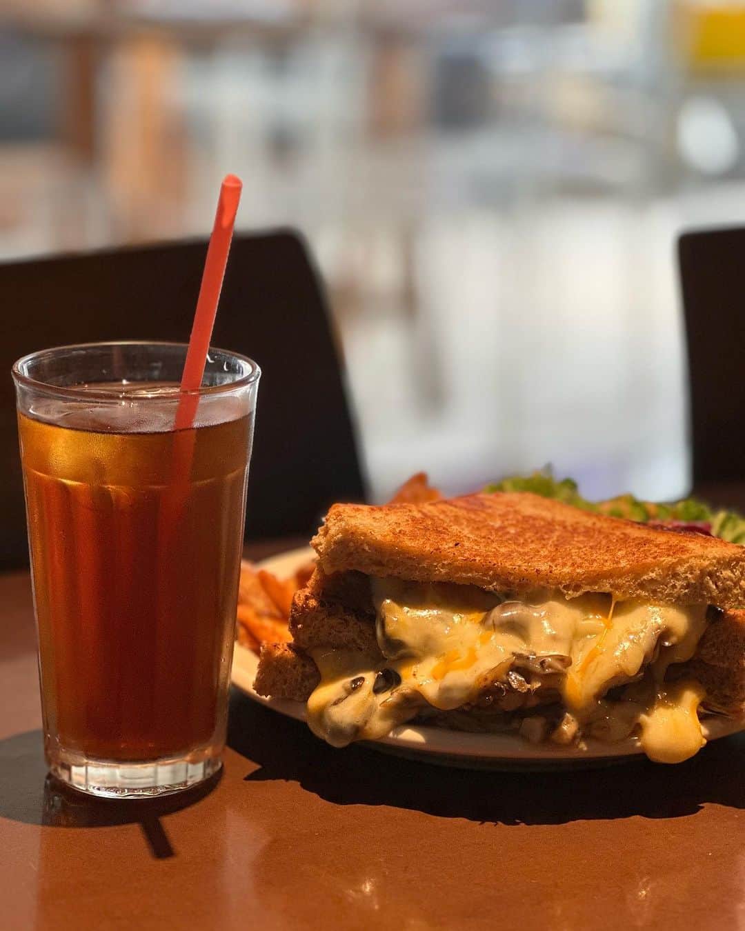 YU-Aさんのインスタグラム写真 - (YU-AInstagram)「Tuesday🌱  久しぶりにお友達とlunch🍽️へ 楽しい時間はあっという間  溢れるチーズ🧀に美味しいEarl Gray🫖 明日もランチ🙄ヤバい、、、  #YUA #lunch #cafe #cheese #sandwich #EarlGray #tea #ootd」12月12日 15時55分 - yua_official