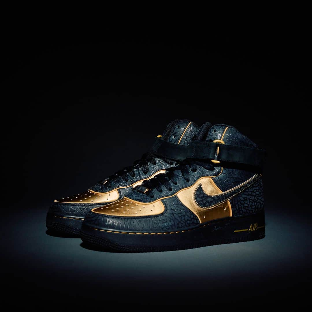 McGuffinさんのインスタグラム写真 - (McGuffinInstagram)「⚡McGuffin Street News⚡  「NITRO MICROPHONE UNDERGROUND」がNIKE AIR FORCE 1に捧げたアニバーサリーソング“SPECIAL FORCE”のロゴを加えた新作コレクションが登場 ー 「atmos」エクスクルーシブで展開 ー  @nitromicrophoneunderground @atmos_japan  @fudatzkee @bigzam.official @exbees  2000年代の日本のヒップホップシーンを席巻したレジェンド級のグループ「NITRO MICROPHONE UNDERGROUND(ニトロマイクロフォンアンダーグラウンド)」の新作アパレルコレクションが「atmos」エクスクルーシブで登場。レパートリーされるのは、コーチジャケット、フーディー、ロングTシャツの3タイプを揃えて、それぞれに「NITRO MICROPHONE UNDERGROUND」が2007年にリリースした3rdアルバム“SPECIAL FORCE”に収録されているNIKE AIR FORCE 1の25周年を記念したアニバーサリーソング“SPECIAL FORCE”のアイコニックなロゴを落とし込んだデザインで展開。また、ステッチワークやドローコードを駆使したコーチジャケット、12.4オンスに及ぶヘビーウェイトなフーディー、肉厚なコットンを使用したロングTシャツなど90年代のストリートを醸し出すシルエットやディテールでアレンジし、カラー展開は、「NITRO MICROPHONE UNDERGROUND」らしくブラックをベースにしたバリエーションで用意。本作は12月15日(金)よりatmosのオンラインにて72時間限定受注で販売される限られた日時のみでの購入となっている。その他「NITRO MICROPHONE UNDERGROUND」のインラインも同サイト内にて期間限定で展開。  【受注受付詳細】 期間:2023年12月15日(金)00:00~12月17日(日)23:59 URL:https://www.atmos-tokyo.com/lp/nmu-specialforce  #nitromicrophoneunderground #atmos #specialforce #airforce1」12月12日 15時57分 - mcguffin_official