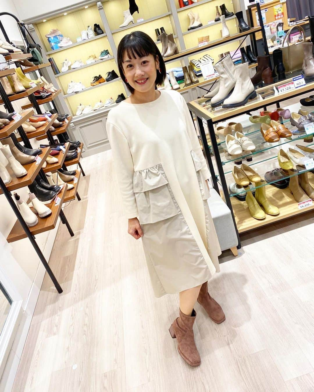 川島恵のインスタグラム：「先日のどようだよ^_^。ブーツ👢をご紹介する取材！リポートが「履きやす〜い！」の連発でしたね😆💦 加えてデザインも素敵で、歩きやすく、足首周りもすっきり見えて、欲しくなりました！ ブーツコーデ、みなさんも楽しんでくださいね🥾 ・ #つづくさんのどようだよ #どようだよ #取材 #ブーツ #ブーツコーデ #歩きやすい #履きやすい #足首すっきりブーツ #おしゃれ #カラーブーツコーデ」