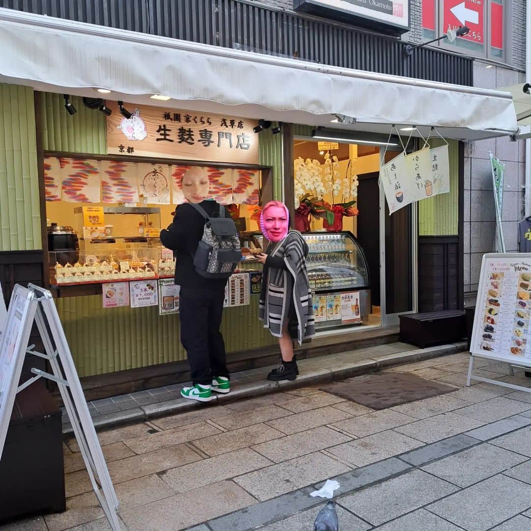 おーてぃーちゃーんさんのインスタグラム写真 - (おーてぃーちゃーんInstagram)「@kamijpn さんのストーリー見て、『絶対行く』と決めたのは、浅草にある『祇園　京くらら』@kyokurara   生麩がだーいすきな、あたくし でも生麩って、いつも出会いは旅館のディナーにちょっこりって感じじゃん  『もっと食いてぇ！飲み込むの惜しいぜ！』って思ってたから 生麩が沢山食べられるなんてビックボーナス！ってなりましたよ。  神さん、店員さんのおすすめ ●あげぶぶあられ生麩(赤紫蘇)  ●焼きいも(季節限定) ●ほうじ茶  人気の ●あぶり麩  をオーダー。  おすすめって、やっぱおいしーねー！ アラレのカリカリと香ばしさに、ほんのり塩気  あぶり麩は一口サイズのが4つだから、友達とシェアできて食べ歩きによいかも！  まだ口の中に麩がいるのに『スタンダードなやつも食べたいな』って欲が出てきて  第二段 ●赤味噌 ●白味噌 わさびとめちゃめちゃ迷いながらも ●チーズ麩カツ  も、オーダー チーズ麩カツおいっし！！サクサク衣に、チーズが練り込まれた麩の香りと食感うめー  からの  だめだ、やっぱ気になる。  ってなって、結局最後にわさびも頼んじゃいました。  超うまい  鼻をつんざかない程度のワサビの風味に海苔のコラボ  即胃GO  私的推しは、 ●あげぶぶあられ麩(赤紫蘇) ●チーズ麩 ●わさび  しょっぱい系がヒットしました💖  サービスでグリーンティーを頂いたんだけど、甘味があって美味しかったー✨  わたしが追加しまくるから、店員さんもちょっと驚きつつも、 嬉しそうに用意してくれるから、こっちも嬉しくなっちゃう  なにより、大好きな生麩で腹を満たせるという大人になったら叶えたい夢みたいなのが実現できて さいこーちゃんでした☺️  #浅草食べ歩き　#生麩　#京くらら」12月12日 16時03分 - o_tie