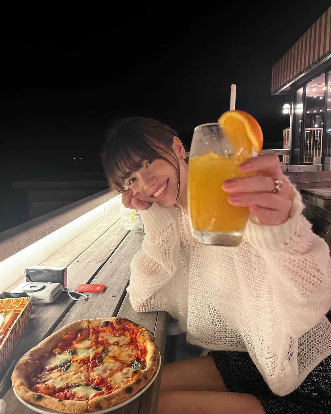 青井乃乃のインスタグラム：「オレンジジュースで乾杯~🍊🍊 最後の写真2枚はお友達の相棒、ハチワレさんです^_^！  #青井乃乃」