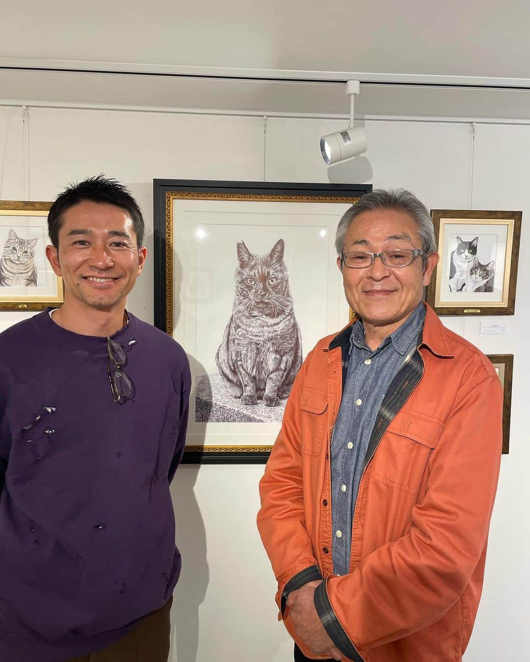 玉田圭司のインスタグラム：「先日、動物絵師 竹馬さんの「ねこてん」に行ってきました。 竹馬さんとは初めてお会いしたのですが、2年前に、飼っていたウニくんが亡くなった時に友人がウニの絵をプレゼントしてくれたのがきっかけで竹馬さんを知りました。 ボールペンだけで書いているのだと聞いて、ビックリしましたがそれ以上に話しかけてきそうな絵に驚きました。 ウニくんの絵は亡くなってすぐに頂いたので最初は見るのも辛かったですが、今は毎日この絵に挨拶をするのが日課になっています！ 興味のある方は一度ご覧になってみてください。  #動物絵師 #竹馬 #僕は特に目がすごいと思います」