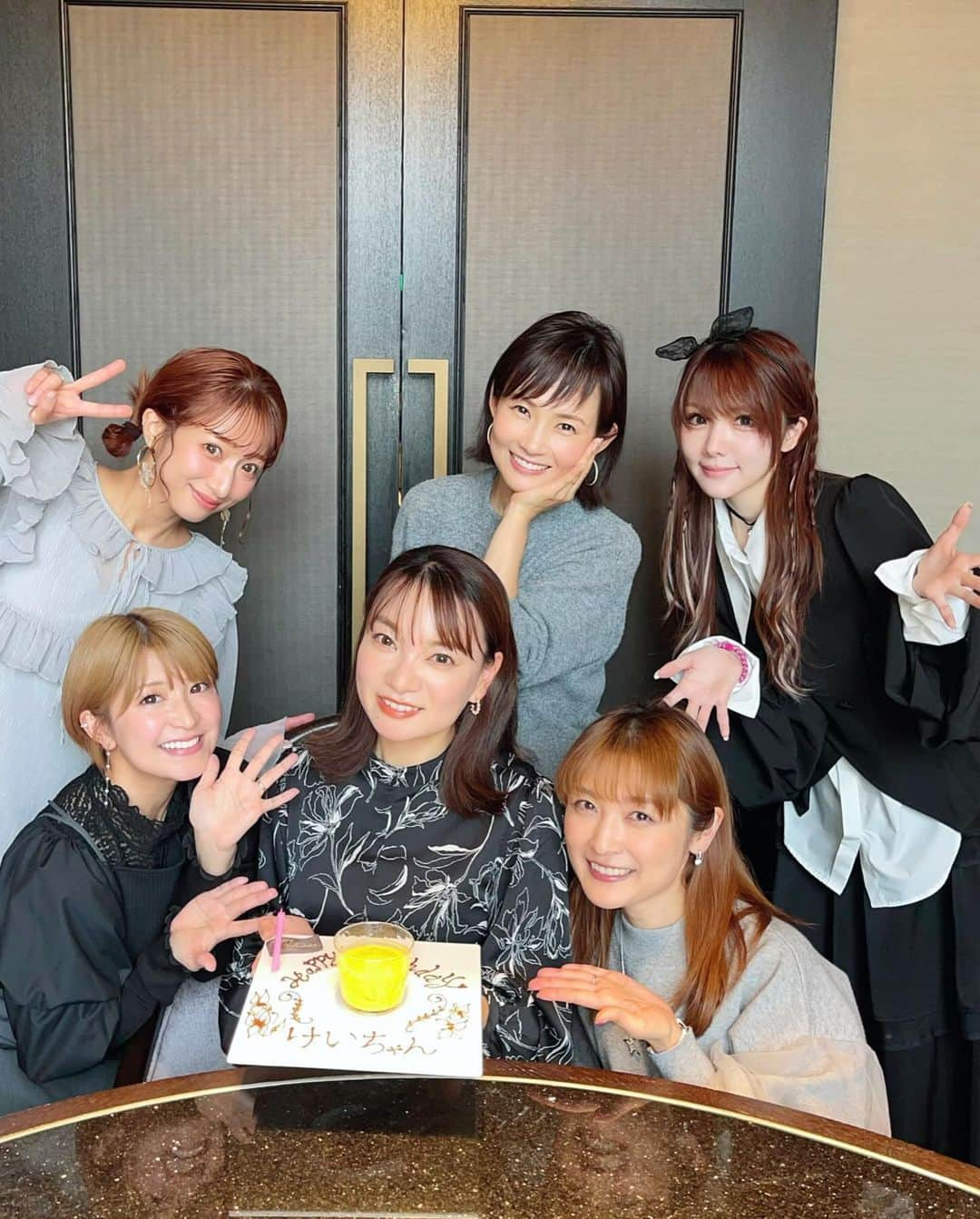 田中れいなさんのインスタグラム写真 - (田中れいなInstagram)「. OGの先輩たちと 保田さんのお誕生日を お祝いしました🎂💕  矢口さんとのんつぁんとは プライベートでお会いした事あるけど 安倍さん、保田さん、石川さんとは プライベートでお会いするのも初めてやったし 先輩みんなのプライベートの話聞けるのも 楽しくて、ためになる事がたくさんあって めちゃくちゃ楽しかった💓💓💓 ・‥…━━━☞・‥…━━━☞ #安倍なつみ さん #保田圭 さん #矢口真里 さん #石川梨華 さん #辻希美 さん #田中れいな さん #モーニング娘og」12月12日 16時19分 - tanakareina.lovendor