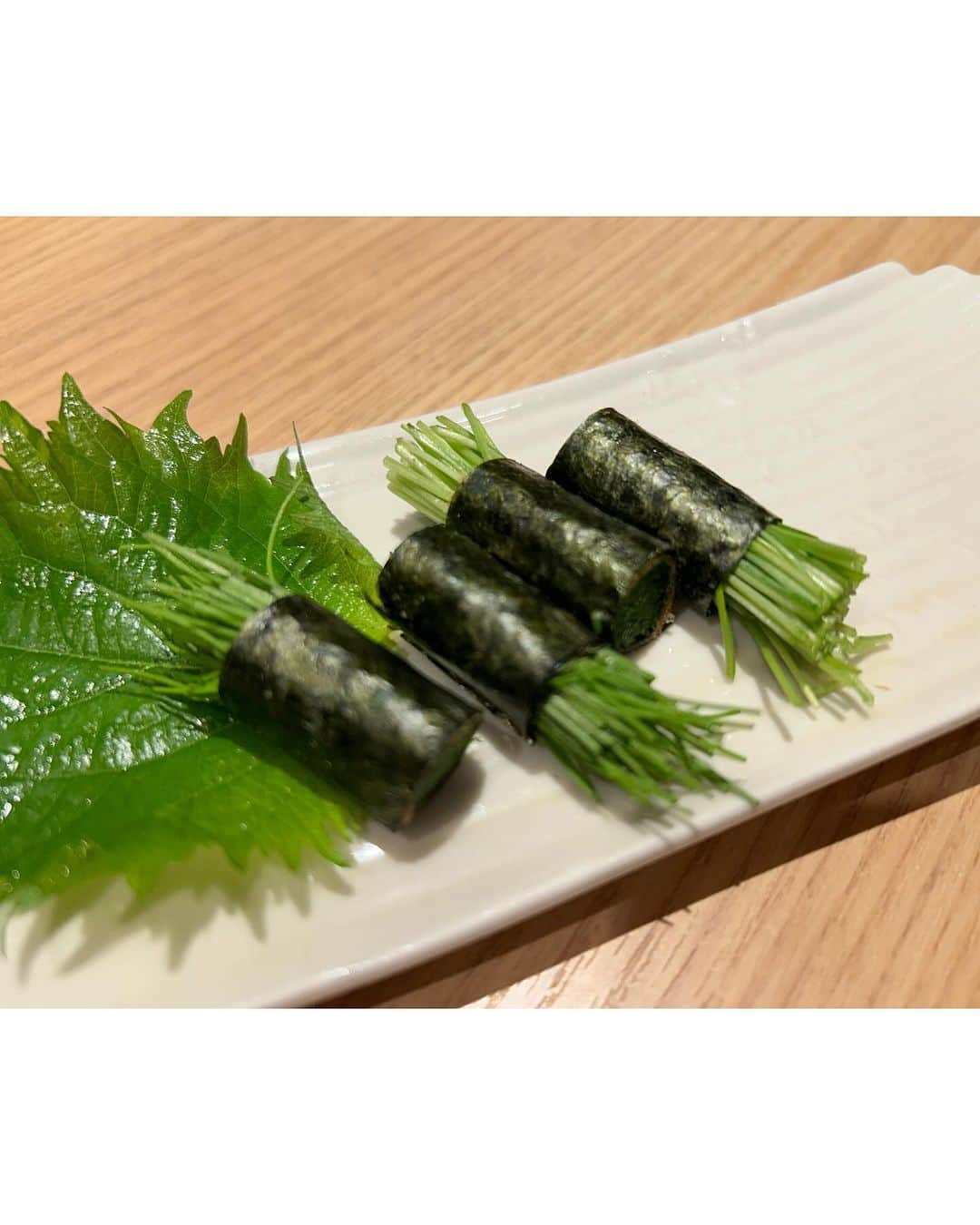 朝桐光さんのインスタグラム写真 - (朝桐光Instagram)「新橋　⭐️魚馬るふぶき⭐️  🟡名物お通し刺身盛り合わせ  🟡馬刺しの盛り合わせ  🟡馬バラ肉のしゃぶしゃぶ  🟡白子天ぷら  🟡芽ねぎのつまみ  をいただいたよ🎶  まず、お通しのお刺身のボリュームにビックリ✨ 分厚くカットされてて美味しいーっ👍✨  馬刺しは新鮮で甘いお醤油につけて食べると絶品っ！ もっと食べたかったぁ😋  きました！  馬バラ肉のしゃぶしゃぶ❤️  しっかりめの出汁にしゃぶしゃぶー🎶  めっちゃ美味しいー✨  セリの根っこが美味しいの初めて知った🤤🤤🤤  馬バラとっても美味しいんだけど、出汁がなんせ美味しすぎて出汁のみながらお酒のめるくらい🤣👍✨  白子の天ぷら、私の大好物芽ねぎも美味しくて大満足✨  食べたいメニューが沢山あって一回ぢゃ足りない！  また行くっきゃないね🎶  カジュアルで入りやすい雰囲気のお店だから、お一人様、お友達と、 あと、2階は個室があるみたいだから、忘年会とかにもいいね✨  かなーりおすすめなお店です✨👍✨  PR @uobaru.fubuki  #新橋グルメ #新橋居酒屋 #新橋海鮮 #新橋飲み #新橋ディナー #内幸町 #内幸町グルメ #汐留グルメ」12月12日 16時18分 - akari_asagiri