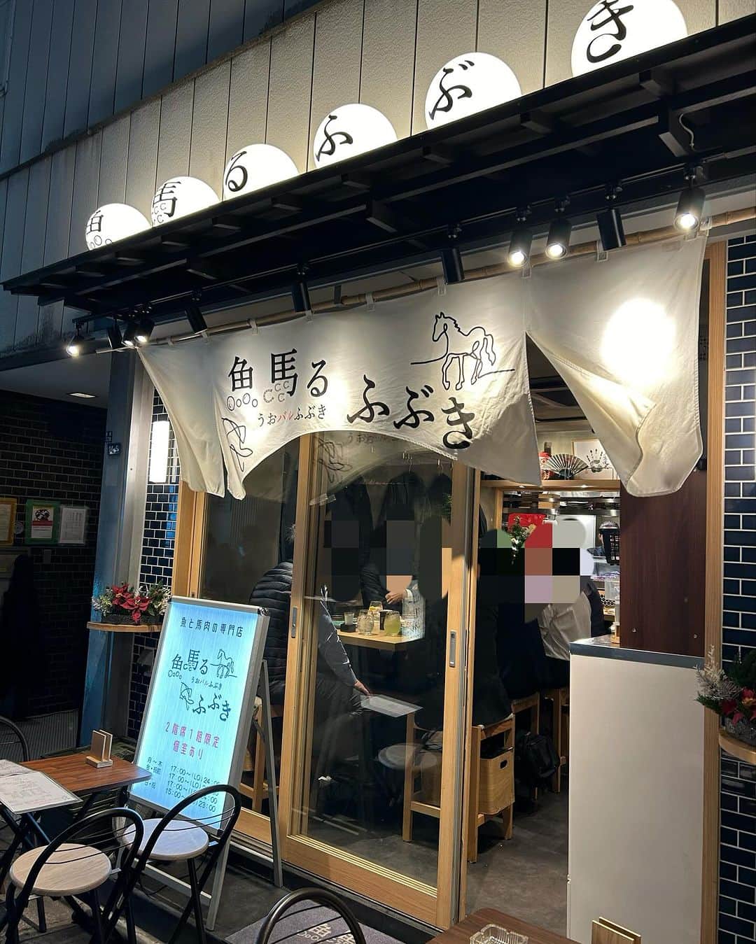 朝桐光さんのインスタグラム写真 - (朝桐光Instagram)「新橋　⭐️魚馬るふぶき⭐️  🟡名物お通し刺身盛り合わせ  🟡馬刺しの盛り合わせ  🟡馬バラ肉のしゃぶしゃぶ  🟡白子天ぷら  🟡芽ねぎのつまみ  をいただいたよ🎶  まず、お通しのお刺身のボリュームにビックリ✨ 分厚くカットされてて美味しいーっ👍✨  馬刺しは新鮮で甘いお醤油につけて食べると絶品っ！ もっと食べたかったぁ😋  きました！  馬バラ肉のしゃぶしゃぶ❤️  しっかりめの出汁にしゃぶしゃぶー🎶  めっちゃ美味しいー✨  セリの根っこが美味しいの初めて知った🤤🤤🤤  馬バラとっても美味しいんだけど、出汁がなんせ美味しすぎて出汁のみながらお酒のめるくらい🤣👍✨  白子の天ぷら、私の大好物芽ねぎも美味しくて大満足✨  食べたいメニューが沢山あって一回ぢゃ足りない！  また行くっきゃないね🎶  カジュアルで入りやすい雰囲気のお店だから、お一人様、お友達と、 あと、2階は個室があるみたいだから、忘年会とかにもいいね✨  かなーりおすすめなお店です✨👍✨  PR @uobaru.fubuki  #新橋グルメ #新橋居酒屋 #新橋海鮮 #新橋飲み #新橋ディナー #内幸町 #内幸町グルメ #汐留グルメ」12月12日 16時18分 - akari_asagiri