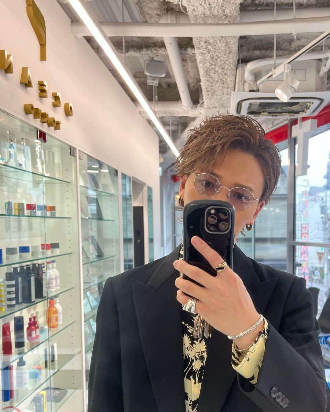 出井直助のインスタグラム：「. 今日はOCEANTOKYO本店にて、 高木社長のヘアメイクをさせて頂きました🔥 @takagi_ocean  ありがとうございました！！！  そしてこの後は・・・ 【🏆KAMI CHARISMA2024 アワード🏆】 受賞式に向けてバシッとスーツで😎  #OCEANTOKYO #大阪美容師#メンズ美容師 #メンズヘア #メンズカット #celine #セリーヌ #出井直助」