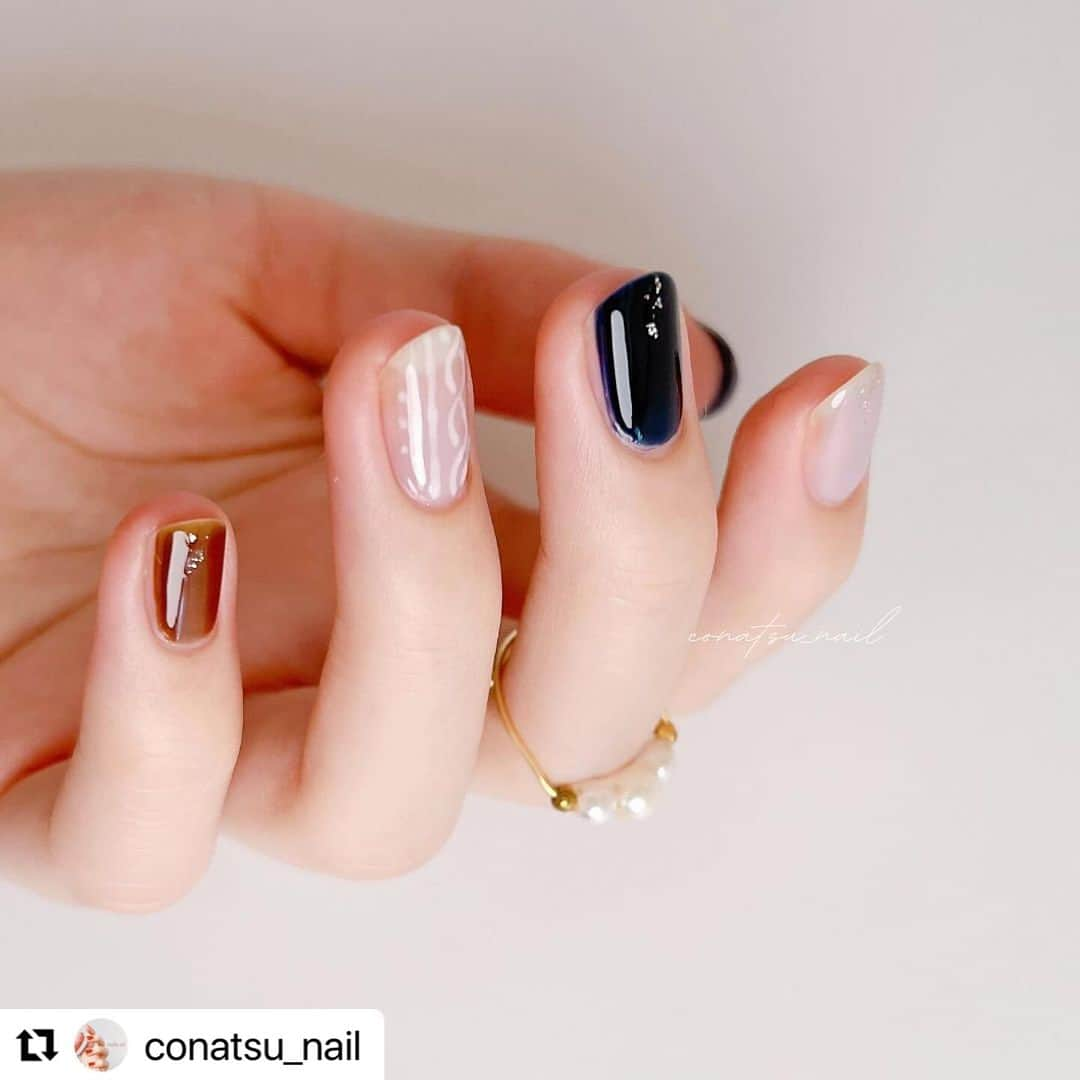 【PLANET NAIL（プラネット ネイル）】公式さんのインスタグラム写真 - (【PLANET NAIL（プラネット ネイル）】公式Instagram)「✰✰✰ ━━━━━━━━━━━ @conatsu_nail さま♡  PLANETNAIL ラメネイル PLB15 巡る流星群 を使ったニットネイルデザインの ご紹介ありがとうございます😌🩷  指先にニットを表現しちゃうなんて さすがこなつさんです🧶✨ そんな発想なかった🙈♡ ぜひぜひみなさまもまねっこしてみて くださいね🩷 ╍ ╍ ╍ ╍ ╍ ╍ ╍ ╍ ╍ ╍ ╍ ╍ ╍ ╍ ╍   𓂃 @conatsu_nail こなつです ◡̈⋆ ⁡ 今日はニットネイル🧶ˊ˗ ⁡ KIRI×ネイビーの組み合わせ可愛すぎ！♥ ⁡ ⁡ ポリッシュはぷっくりしないから、 せめて柄だけでも〜〜〜！！って思って 爪楊枝で描いてみました ⁡ KIRIの上に描くことで、ニット柄を少しでも強調✨ ⁡ ニット柄の描き方は次の投稿で載せます🎞♡ ⁡ ⁡ 冬ネイルやりたいのいっぱいで指足りない🥹👐🏻 ⁡ ⁡ ⁡ ⁡ 親指・中指︰ @causettejoli なつそらえんてん ⁡ 人差し指︰ @ringonailpolish KIRI 2度塗り ⁡ 薬指︰ @ringonailpolish KIRI ・ @ririmew_official 6 ⁡ 小指︰ @ringonailpolish No.05 COFFEE BASE ⁡ ラメ︰ @planet.jp 15 巡る流星群 ⁡ ⁡ ⁡ ⁡ ┈┈┈┈┈┈┈ ❁ ❁ ❁ ┈┈┈┈┈┈┈ ⁡ ⁡ 透明感ネイルたくさん載せてます ˊ˗ ゆっくり見ていってください〜🐑♡ ⁡ ≫ @conatsu_nail  ⁡ ⁡ ⁡ #セルフネイル #selfnail #マニキュア #マニキュア派 #ポリッシュ #ポリッシュネイル #ポリッシュ派 #マニキュアネイル #ネイルデザイン #セルフネイル初心者 #ネイル初心者 #ネイル #ネイルアート #自爪ネイル #透け感ネイル #透明感ネイル #シアーネイル #ちゅるんネイル #冬ネイル #冬ネイルデザイン #ニットネイル #ニットネイルデザイン #クリスマスネイル #クリスマスネイルデザイン #ネイビーネイル #グレーネイル  #causettejoli #ringonailpolish #ririmew #planetnail」12月12日 16時25分 - planet.jp