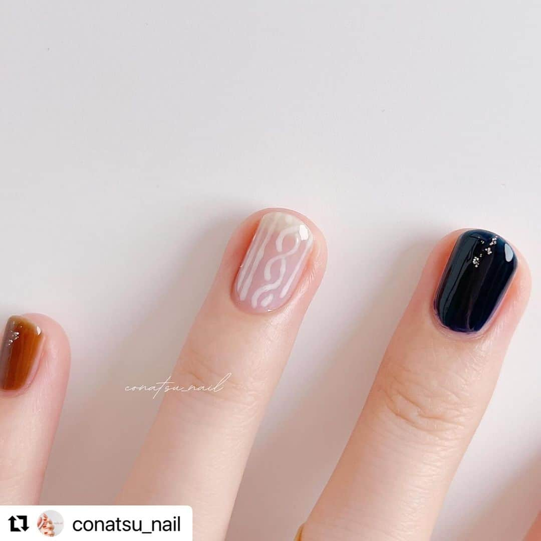 【PLANET NAIL（プラネット ネイル）】公式さんのインスタグラム写真 - (【PLANET NAIL（プラネット ネイル）】公式Instagram)「✰✰✰ ━━━━━━━━━━━ @conatsu_nail さま♡  PLANETNAIL ラメネイル PLB15 巡る流星群 を使ったニットネイルデザインの ご紹介ありがとうございます😌🩷  指先にニットを表現しちゃうなんて さすがこなつさんです🧶✨ そんな発想なかった🙈♡ ぜひぜひみなさまもまねっこしてみて くださいね🩷 ╍ ╍ ╍ ╍ ╍ ╍ ╍ ╍ ╍ ╍ ╍ ╍ ╍ ╍ ╍   𓂃 @conatsu_nail こなつです ◡̈⋆ ⁡ 今日はニットネイル🧶ˊ˗ ⁡ KIRI×ネイビーの組み合わせ可愛すぎ！♥ ⁡ ⁡ ポリッシュはぷっくりしないから、 せめて柄だけでも〜〜〜！！って思って 爪楊枝で描いてみました ⁡ KIRIの上に描くことで、ニット柄を少しでも強調✨ ⁡ ニット柄の描き方は次の投稿で載せます🎞♡ ⁡ ⁡ 冬ネイルやりたいのいっぱいで指足りない🥹👐🏻 ⁡ ⁡ ⁡ ⁡ 親指・中指︰ @causettejoli なつそらえんてん ⁡ 人差し指︰ @ringonailpolish KIRI 2度塗り ⁡ 薬指︰ @ringonailpolish KIRI ・ @ririmew_official 6 ⁡ 小指︰ @ringonailpolish No.05 COFFEE BASE ⁡ ラメ︰ @planet.jp 15 巡る流星群 ⁡ ⁡ ⁡ ⁡ ┈┈┈┈┈┈┈ ❁ ❁ ❁ ┈┈┈┈┈┈┈ ⁡ ⁡ 透明感ネイルたくさん載せてます ˊ˗ ゆっくり見ていってください〜🐑♡ ⁡ ≫ @conatsu_nail  ⁡ ⁡ ⁡ #セルフネイル #selfnail #マニキュア #マニキュア派 #ポリッシュ #ポリッシュネイル #ポリッシュ派 #マニキュアネイル #ネイルデザイン #セルフネイル初心者 #ネイル初心者 #ネイル #ネイルアート #自爪ネイル #透け感ネイル #透明感ネイル #シアーネイル #ちゅるんネイル #冬ネイル #冬ネイルデザイン #ニットネイル #ニットネイルデザイン #クリスマスネイル #クリスマスネイルデザイン #ネイビーネイル #グレーネイル  #causettejoli #ringonailpolish #ririmew #planetnail」12月12日 16時25分 - planet.jp