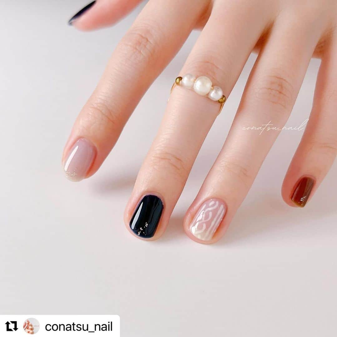 【PLANET NAIL（プラネット ネイル）】公式さんのインスタグラム写真 - (【PLANET NAIL（プラネット ネイル）】公式Instagram)「✰✰✰ ━━━━━━━━━━━ @conatsu_nail さま♡  PLANETNAIL ラメネイル PLB15 巡る流星群 を使ったニットネイルデザインの ご紹介ありがとうございます😌🩷  指先にニットを表現しちゃうなんて さすがこなつさんです🧶✨ そんな発想なかった🙈♡ ぜひぜひみなさまもまねっこしてみて くださいね🩷 ╍ ╍ ╍ ╍ ╍ ╍ ╍ ╍ ╍ ╍ ╍ ╍ ╍ ╍ ╍   𓂃 @conatsu_nail こなつです ◡̈⋆ ⁡ 今日はニットネイル🧶ˊ˗ ⁡ KIRI×ネイビーの組み合わせ可愛すぎ！♥ ⁡ ⁡ ポリッシュはぷっくりしないから、 せめて柄だけでも〜〜〜！！って思って 爪楊枝で描いてみました ⁡ KIRIの上に描くことで、ニット柄を少しでも強調✨ ⁡ ニット柄の描き方は次の投稿で載せます🎞♡ ⁡ ⁡ 冬ネイルやりたいのいっぱいで指足りない🥹👐🏻 ⁡ ⁡ ⁡ ⁡ 親指・中指︰ @causettejoli なつそらえんてん ⁡ 人差し指︰ @ringonailpolish KIRI 2度塗り ⁡ 薬指︰ @ringonailpolish KIRI ・ @ririmew_official 6 ⁡ 小指︰ @ringonailpolish No.05 COFFEE BASE ⁡ ラメ︰ @planet.jp 15 巡る流星群 ⁡ ⁡ ⁡ ⁡ ┈┈┈┈┈┈┈ ❁ ❁ ❁ ┈┈┈┈┈┈┈ ⁡ ⁡ 透明感ネイルたくさん載せてます ˊ˗ ゆっくり見ていってください〜🐑♡ ⁡ ≫ @conatsu_nail  ⁡ ⁡ ⁡ #セルフネイル #selfnail #マニキュア #マニキュア派 #ポリッシュ #ポリッシュネイル #ポリッシュ派 #マニキュアネイル #ネイルデザイン #セルフネイル初心者 #ネイル初心者 #ネイル #ネイルアート #自爪ネイル #透け感ネイル #透明感ネイル #シアーネイル #ちゅるんネイル #冬ネイル #冬ネイルデザイン #ニットネイル #ニットネイルデザイン #クリスマスネイル #クリスマスネイルデザイン #ネイビーネイル #グレーネイル  #causettejoli #ringonailpolish #ririmew #planetnail」12月12日 16時25分 - planet.jp