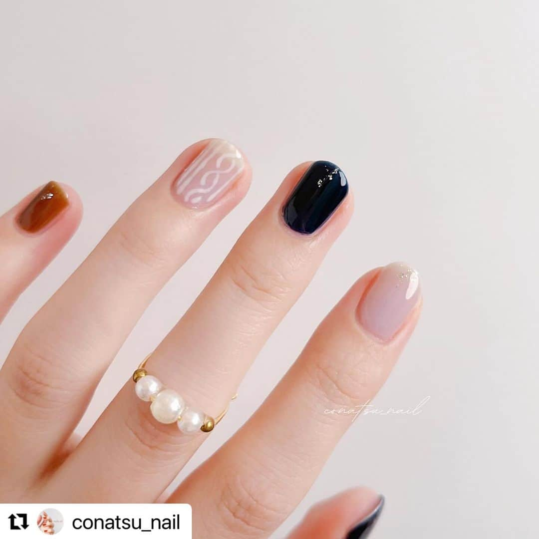 【PLANET NAIL（プラネット ネイル）】公式さんのインスタグラム写真 - (【PLANET NAIL（プラネット ネイル）】公式Instagram)「✰✰✰ ━━━━━━━━━━━ @conatsu_nail さま♡  PLANETNAIL ラメネイル PLB15 巡る流星群 を使ったニットネイルデザインの ご紹介ありがとうございます😌🩷  指先にニットを表現しちゃうなんて さすがこなつさんです🧶✨ そんな発想なかった🙈♡ ぜひぜひみなさまもまねっこしてみて くださいね🩷 ╍ ╍ ╍ ╍ ╍ ╍ ╍ ╍ ╍ ╍ ╍ ╍ ╍ ╍ ╍   𓂃 @conatsu_nail こなつです ◡̈⋆ ⁡ 今日はニットネイル🧶ˊ˗ ⁡ KIRI×ネイビーの組み合わせ可愛すぎ！♥ ⁡ ⁡ ポリッシュはぷっくりしないから、 せめて柄だけでも〜〜〜！！って思って 爪楊枝で描いてみました ⁡ KIRIの上に描くことで、ニット柄を少しでも強調✨ ⁡ ニット柄の描き方は次の投稿で載せます🎞♡ ⁡ ⁡ 冬ネイルやりたいのいっぱいで指足りない🥹👐🏻 ⁡ ⁡ ⁡ ⁡ 親指・中指︰ @causettejoli なつそらえんてん ⁡ 人差し指︰ @ringonailpolish KIRI 2度塗り ⁡ 薬指︰ @ringonailpolish KIRI ・ @ririmew_official 6 ⁡ 小指︰ @ringonailpolish No.05 COFFEE BASE ⁡ ラメ︰ @planet.jp 15 巡る流星群 ⁡ ⁡ ⁡ ⁡ ┈┈┈┈┈┈┈ ❁ ❁ ❁ ┈┈┈┈┈┈┈ ⁡ ⁡ 透明感ネイルたくさん載せてます ˊ˗ ゆっくり見ていってください〜🐑♡ ⁡ ≫ @conatsu_nail  ⁡ ⁡ ⁡ #セルフネイル #selfnail #マニキュア #マニキュア派 #ポリッシュ #ポリッシュネイル #ポリッシュ派 #マニキュアネイル #ネイルデザイン #セルフネイル初心者 #ネイル初心者 #ネイル #ネイルアート #自爪ネイル #透け感ネイル #透明感ネイル #シアーネイル #ちゅるんネイル #冬ネイル #冬ネイルデザイン #ニットネイル #ニットネイルデザイン #クリスマスネイル #クリスマスネイルデザイン #ネイビーネイル #グレーネイル  #causettejoli #ringonailpolish #ririmew #planetnail」12月12日 16時25分 - planet.jp