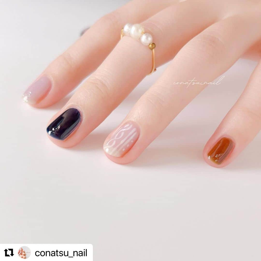 【PLANET NAIL（プラネット ネイル）】公式のインスタグラム：「✰✰✰ ━━━━━━━━━━━ @conatsu_nail さま♡  PLANETNAIL ラメネイル PLB15 巡る流星群 を使ったニットネイルデザインの ご紹介ありがとうございます😌🩷  指先にニットを表現しちゃうなんて さすがこなつさんです🧶✨ そんな発想なかった🙈♡ ぜひぜひみなさまもまねっこしてみて くださいね🩷 ╍ ╍ ╍ ╍ ╍ ╍ ╍ ╍ ╍ ╍ ╍ ╍ ╍ ╍ ╍   𓂃 @conatsu_nail こなつです ◡̈⋆ ⁡ 今日はニットネイル🧶ˊ˗ ⁡ KIRI×ネイビーの組み合わせ可愛すぎ！♥ ⁡ ⁡ ポリッシュはぷっくりしないから、 せめて柄だけでも〜〜〜！！って思って 爪楊枝で描いてみました ⁡ KIRIの上に描くことで、ニット柄を少しでも強調✨ ⁡ ニット柄の描き方は次の投稿で載せます🎞♡ ⁡ ⁡ 冬ネイルやりたいのいっぱいで指足りない🥹👐🏻 ⁡ ⁡ ⁡ ⁡ 親指・中指︰ @causettejoli なつそらえんてん ⁡ 人差し指︰ @ringonailpolish KIRI 2度塗り ⁡ 薬指︰ @ringonailpolish KIRI ・ @ririmew_official 6 ⁡ 小指︰ @ringonailpolish No.05 COFFEE BASE ⁡ ラメ︰ @planet.jp 15 巡る流星群 ⁡ ⁡ ⁡ ⁡ ┈┈┈┈┈┈┈ ❁ ❁ ❁ ┈┈┈┈┈┈┈ ⁡ ⁡ 透明感ネイルたくさん載せてます ˊ˗ ゆっくり見ていってください〜🐑♡ ⁡ ≫ @conatsu_nail  ⁡ ⁡ ⁡ #セルフネイル #selfnail #マニキュア #マニキュア派 #ポリッシュ #ポリッシュネイル #ポリッシュ派 #マニキュアネイル #ネイルデザイン #セルフネイル初心者 #ネイル初心者 #ネイル #ネイルアート #自爪ネイル #透け感ネイル #透明感ネイル #シアーネイル #ちゅるんネイル #冬ネイル #冬ネイルデザイン #ニットネイル #ニットネイルデザイン #クリスマスネイル #クリスマスネイルデザイン #ネイビーネイル #グレーネイル  #causettejoli #ringonailpolish #ririmew #planetnail」