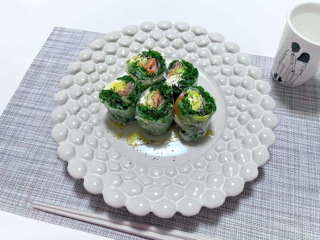 笹口直子のインスタグラム：「生春巻きで冷蔵庫のお掃除メニュー。 余った野菜は全部巻いちゃって🥗  ☑︎ケール ☑︎アーリーレッド ☑︎アボカド ☑︎サーモン ☑︎クリームチーズ  #生春巻き #サラダ #生春巻きレシピ」