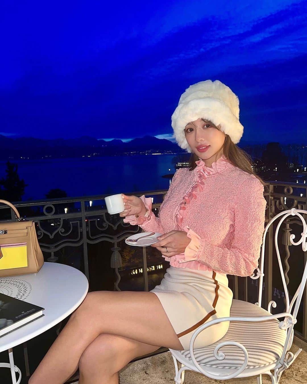 濱野りれさんのインスタグラム写真 - (濱野りれInstagram)「Arrival in Lausanne🇨🇭 I'm staying at a amazing hotel with a panoramic view of Lac Léman (Lake Geneva) from my room! @BeauRivagePalace Although it will be a short stay, I would be enjoy Lausanne 🦢❤️🤍  南下してローザンヌに移動しました❤︎ 📌 Beau Rivage Palace 部屋のテラスからレマン湖が一望できるホテル 村から町に移動した感じ。人も沢山いて賑わってます。短いステイだけどローザンヌ楽しみ🦢🩷  #BeauRivagePalace #beaurivagepalacelausanne #lausanne #switzerland #lacleman #lakegeneva #ローザンヌ #スイス #レマン湖 #五つ星ホテル」12月12日 16時36分 - riregram