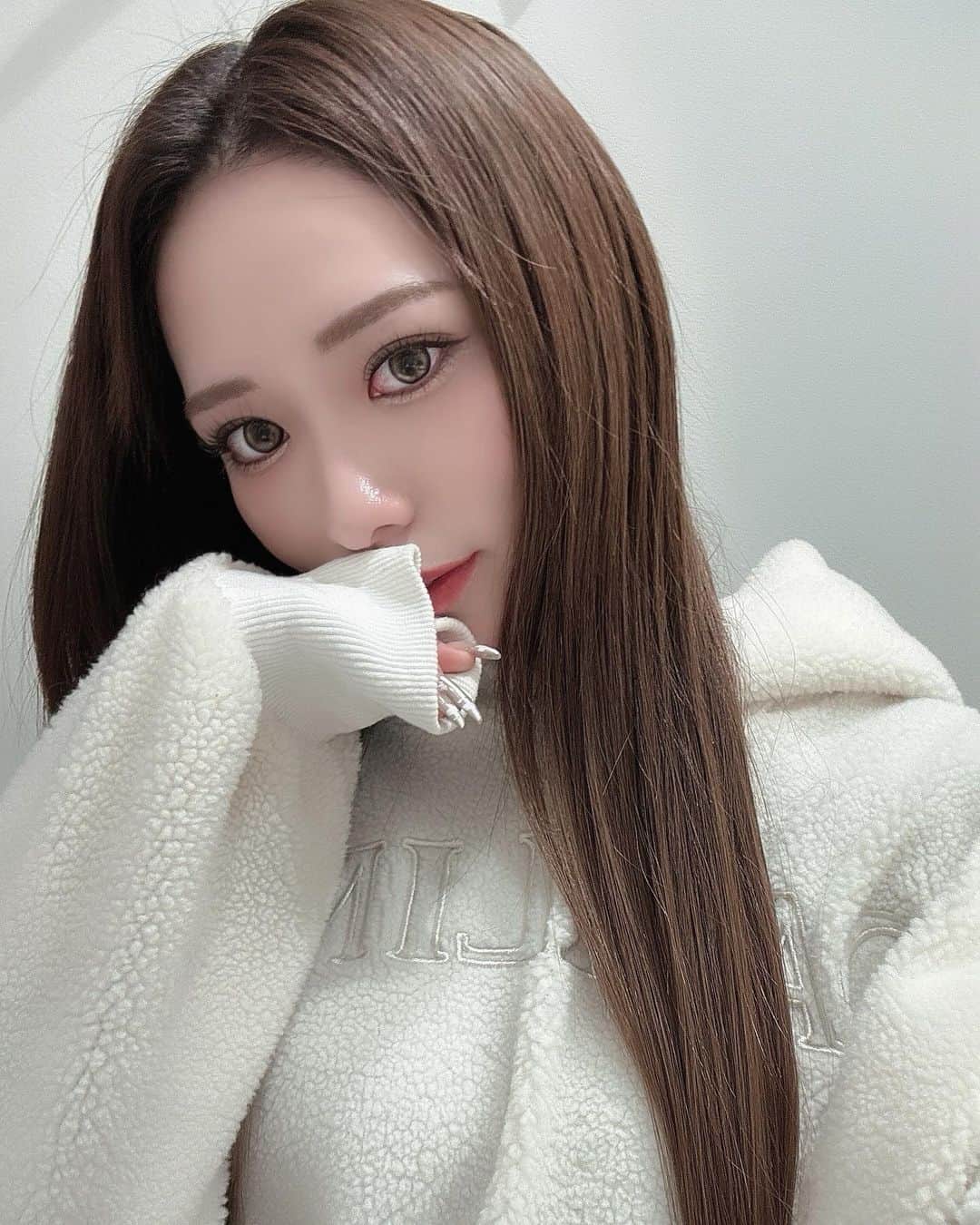 川猿てるみのインスタグラム：「セルフィーしないからレア🥺 毎月の定期的な美容事情📝  マツパは @_eyelash_princess さん💙 まつ毛伸びてパリジェンヌはしてないから 緩めカールでお願いしてるよ🙏🏻  💇‍♀️ @mizuki_tuelu さんのところにて 髪質改善とカラーしてもらってるんだけど 色味綺麗なのに髪の毛サラサラ艶々になるの 最強すぎる🥺🩷  大阪美容院悩んでる方、髪質悩んでる方 是非いってほしい🥹  そしていつも大満足な仕上がりで 有難うございます🥰」